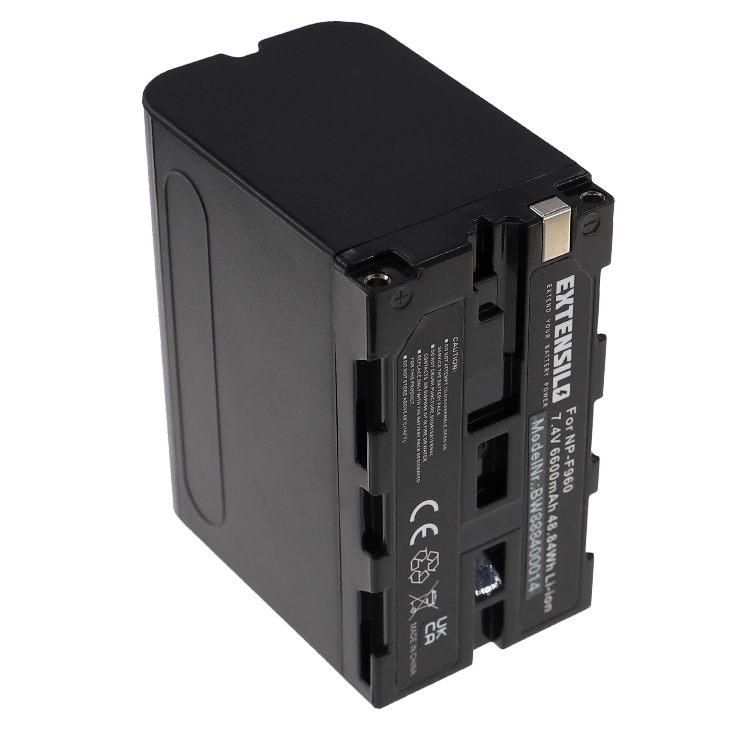 Eine schwarze EXTENSILO-Batterie für das Modell NP-F960 wird gezeigt. Sie hat Etiketten mit Warnungen und Spezifikationen.