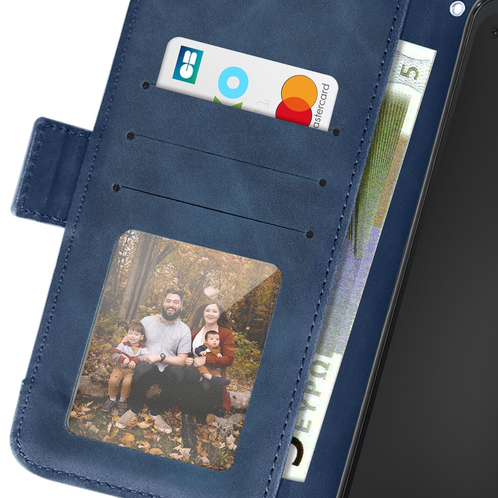 Portafoglio blu con foto di famiglia e denaro visibile. Il portafoglio ha una chiusura magnetica.