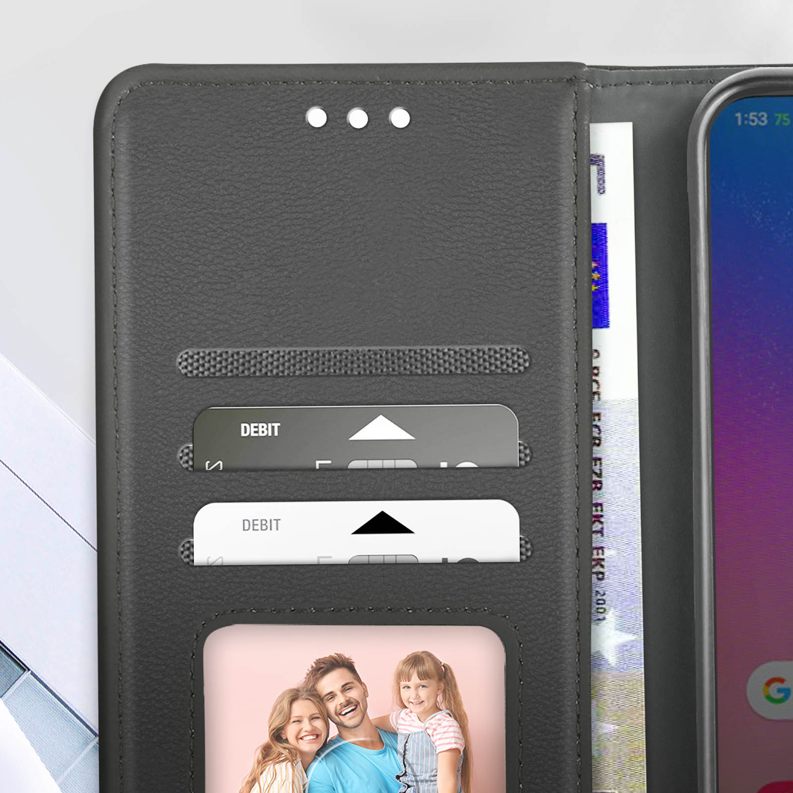Nahaufnahme einer Brieftasche mit Karten, einer Rechnung und einem Telefon. Das Telefon zeigt eine App an.