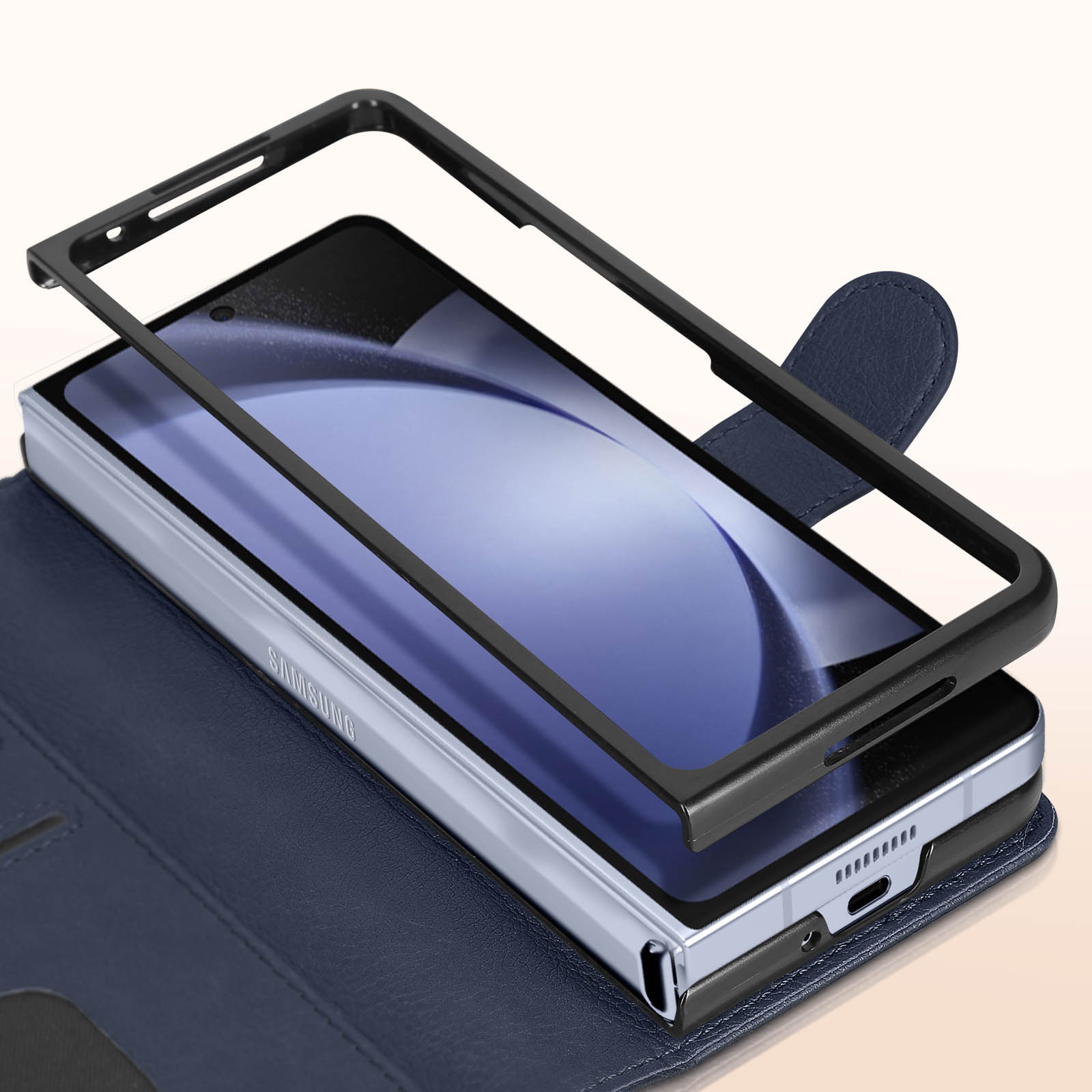 Una custodia per telefono con una cornice nera su una custodia blu, con un telefono all'interno.