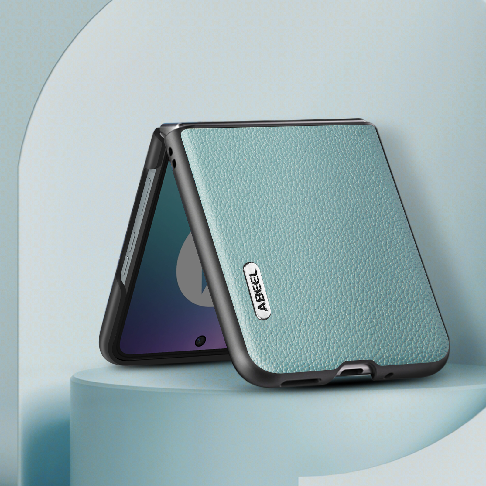 Hellblaues, ledertexturiertes Handy-Case, offen, auf blauer Oberfläche.