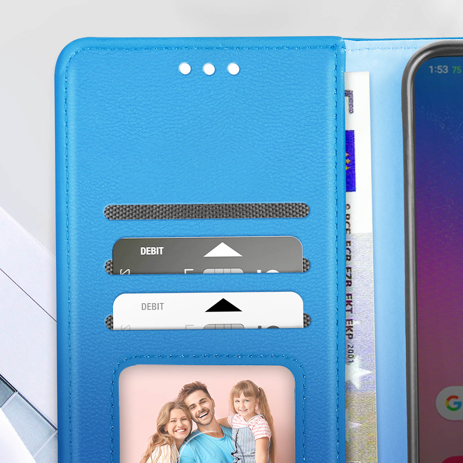Custodia blu per telefono con slot per carte. Foto di una famiglia. Telefono a destra mostra l'ora.