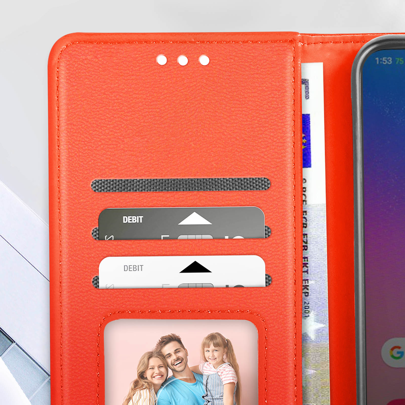 Custodia arancione aperta con carte di debito, foto e telefono che mostra l'ora.