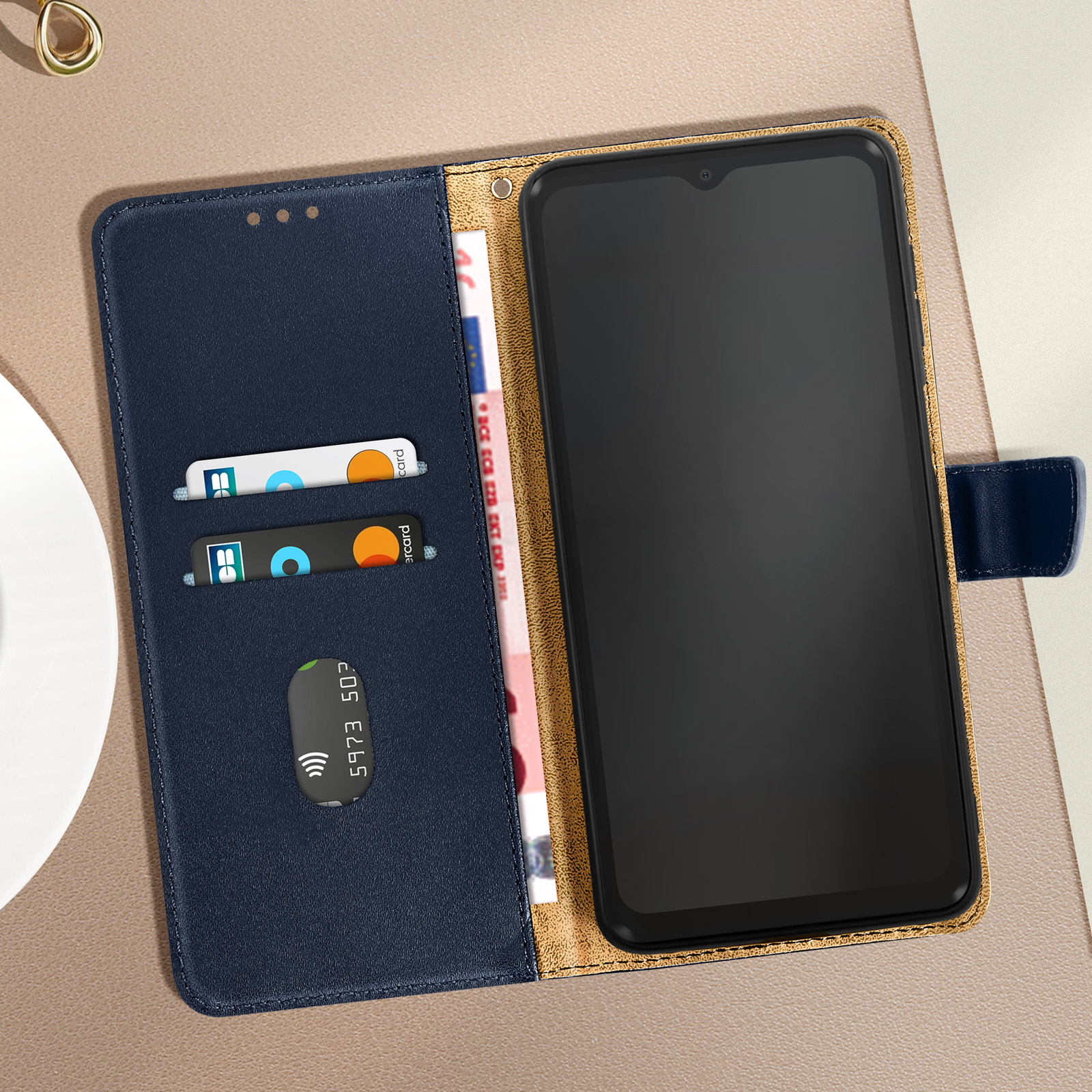 Blaue Handyhülle mit Karten und Geld. Der Hintergrund ist beige.