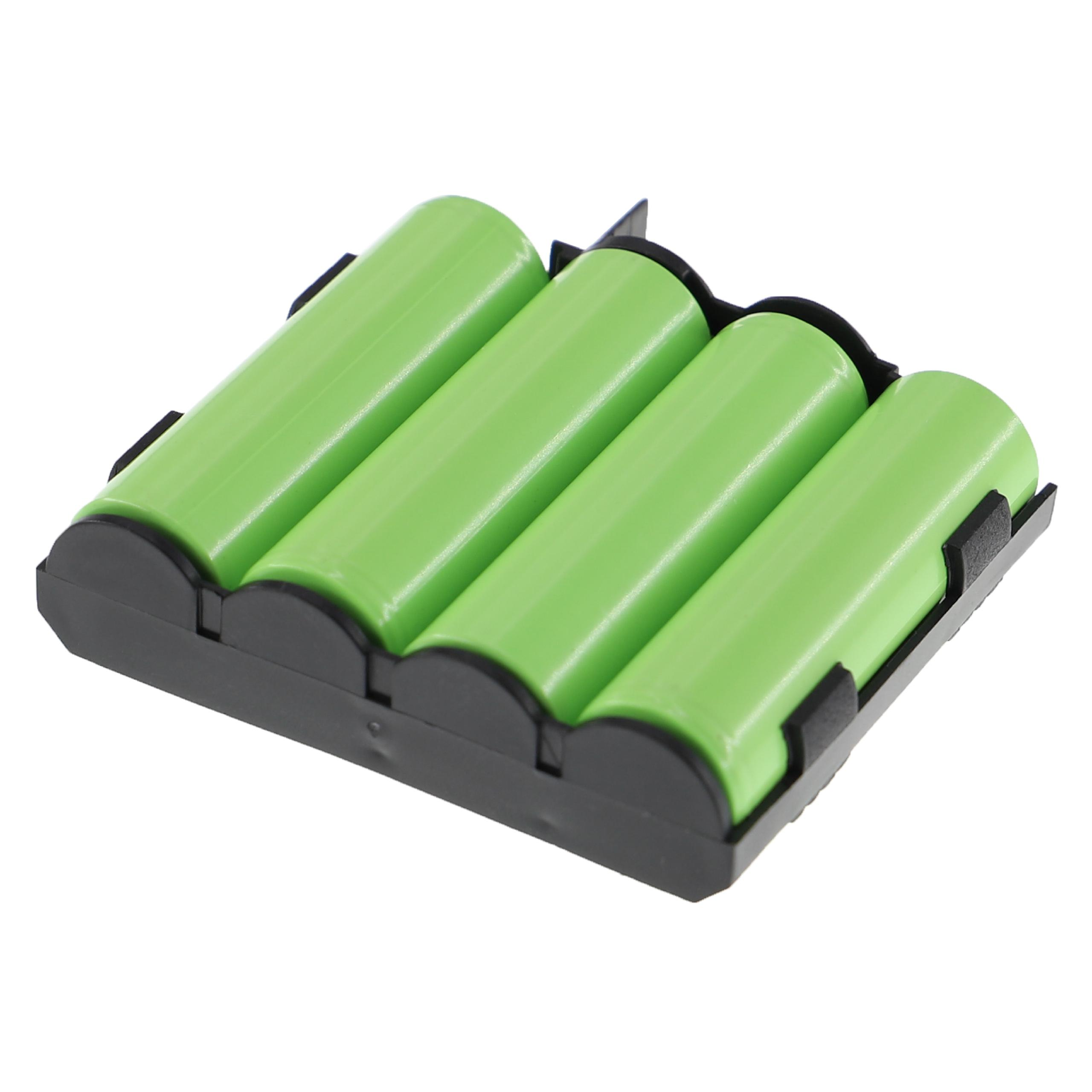 Grüne zylindrische Batterien in einem schwarzen Kunststoffhalter, vier Batterien sichtbar.