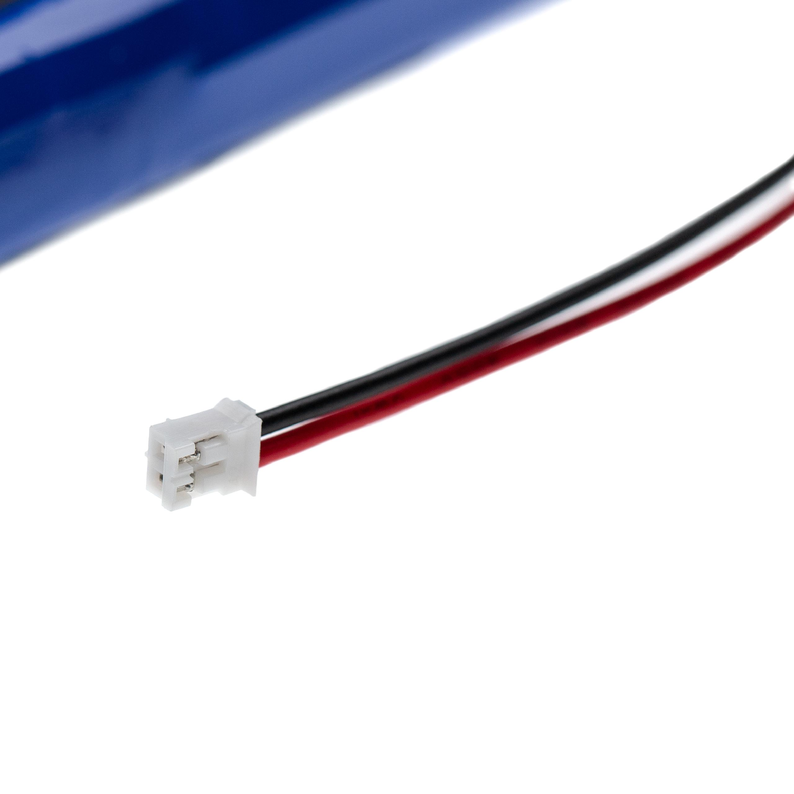 Weißer Stecker mit schwarzen, roten und weißen Drähten vor weißem Hintergrund.