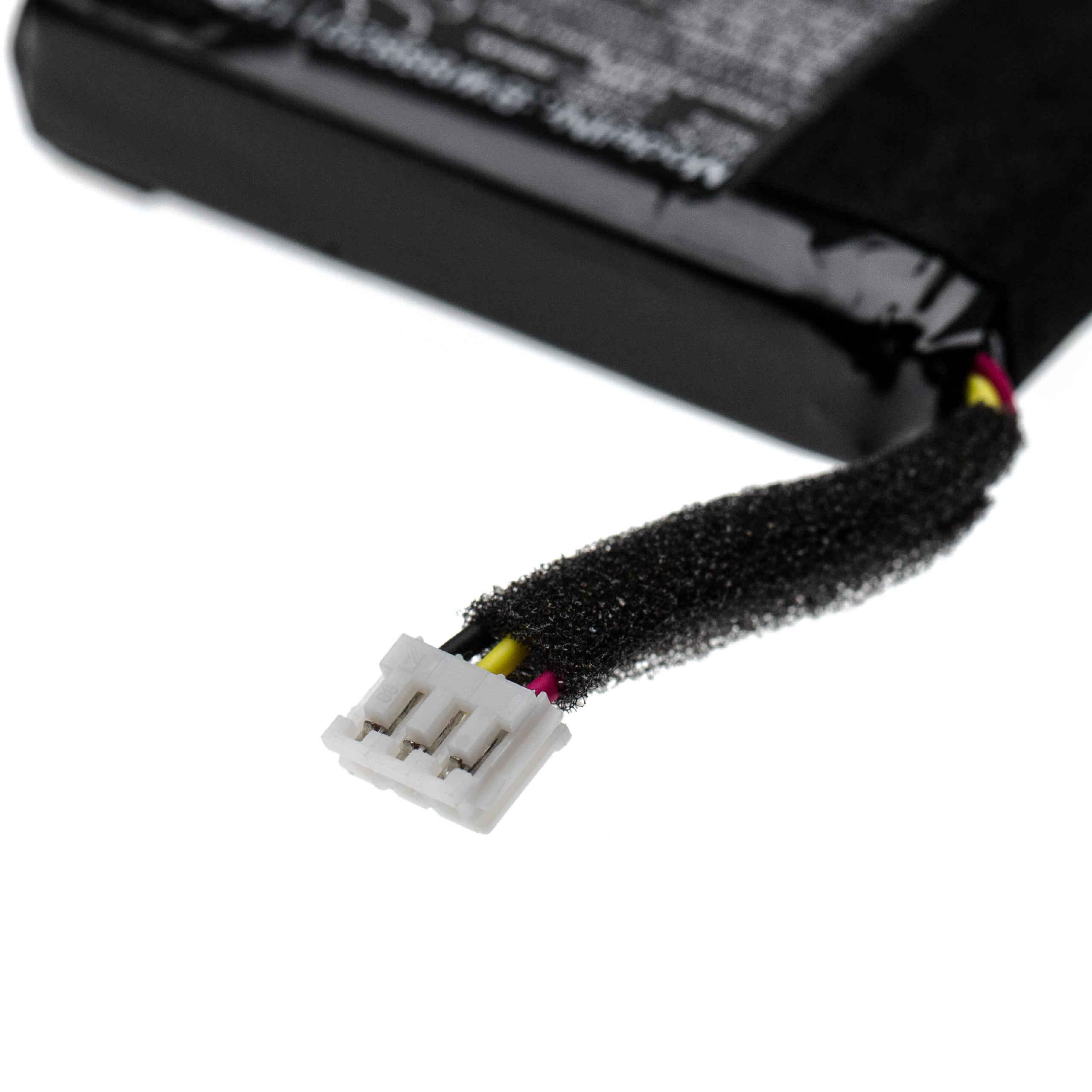 Nahaufnahme eines schwarzen Akkus mit weißem Stecker und Drähten. Weißer Hintergrund.