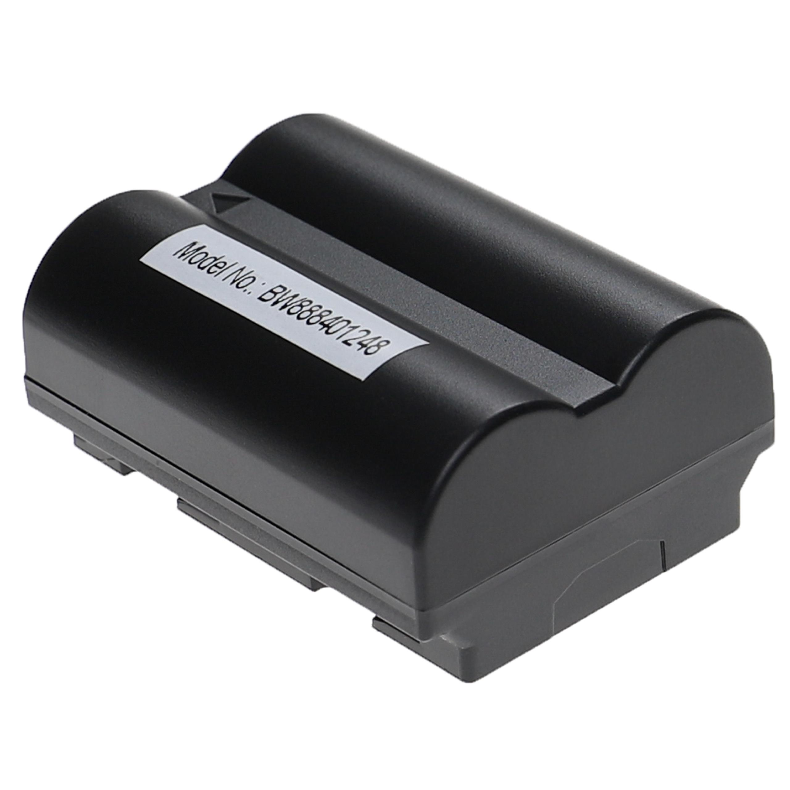 Zwei schwarze Batterien mit weißem Etikett auf grauer Basis. Das Etikett hat Text.