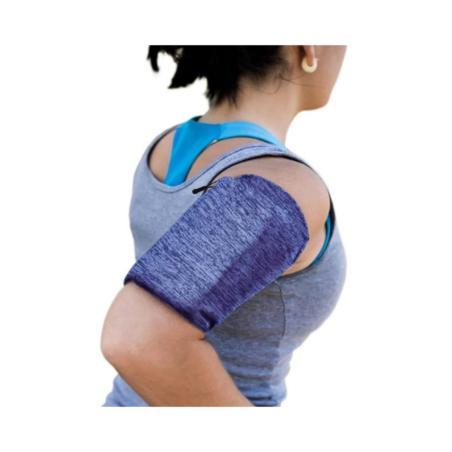 Eine Person, die ein blaues Armband für ein Telefon trägt, mit weißem Hintergrund.