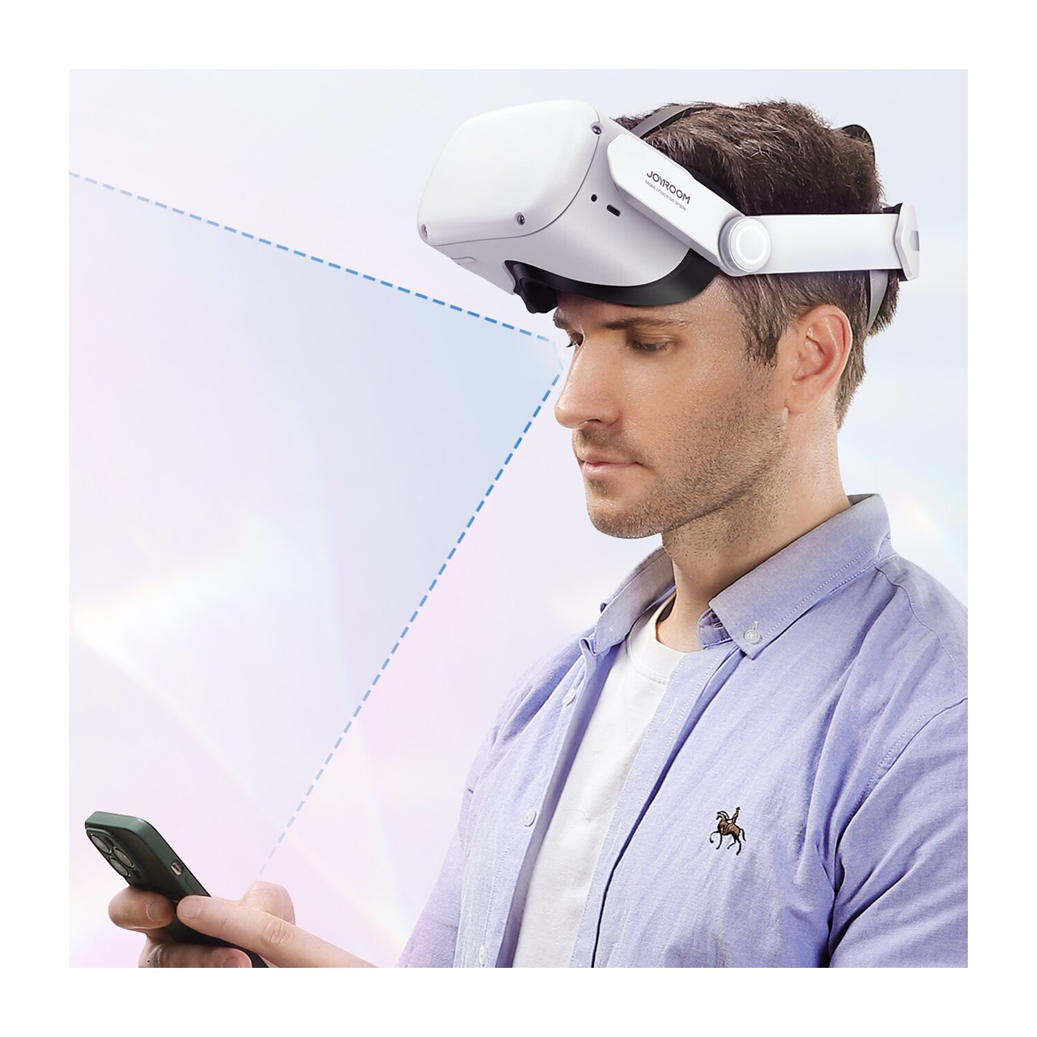 Ein Mann mit VR-Brille, der ein Telefon hält, vor verschwommenem Hintergrund.