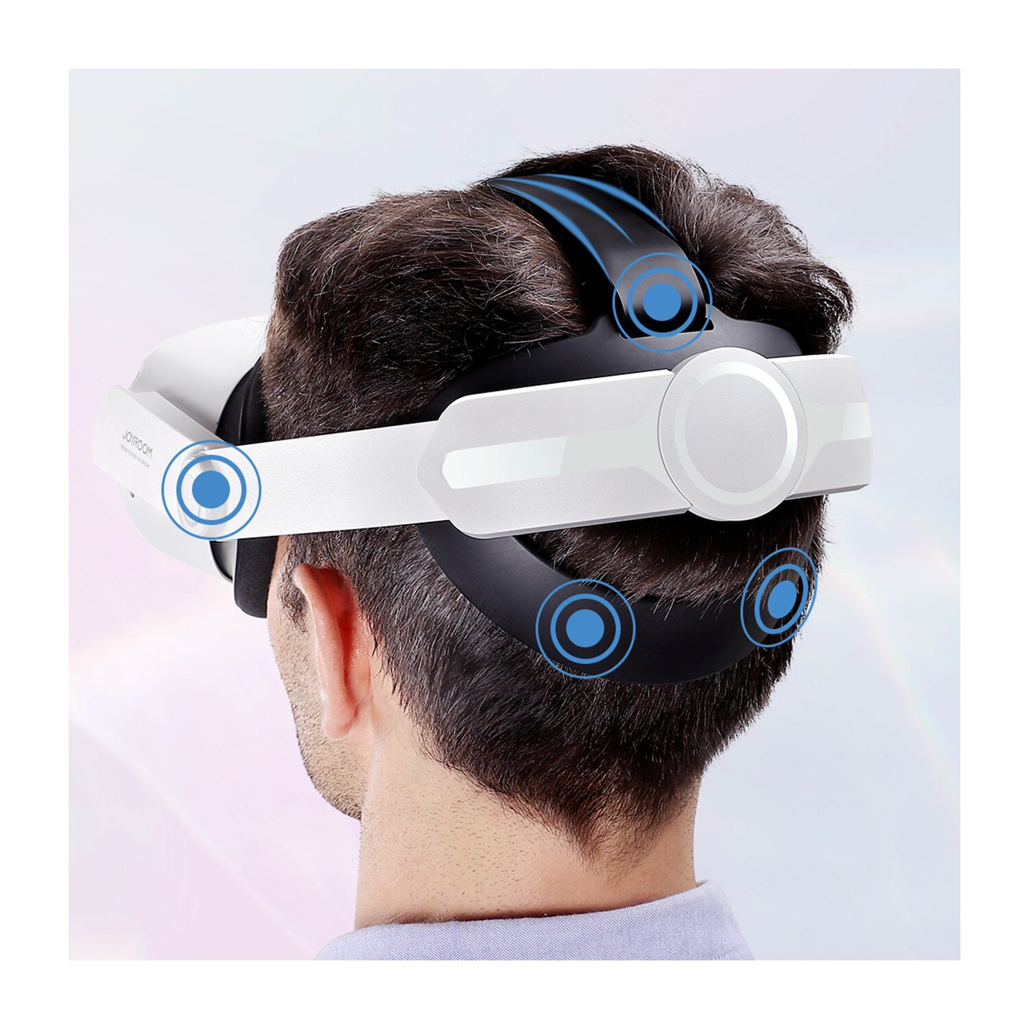 Person trägt ein weißes und schwarzes VR-Headset. Blaue Kreiselemente. Rückansicht, heller Hintergrund.