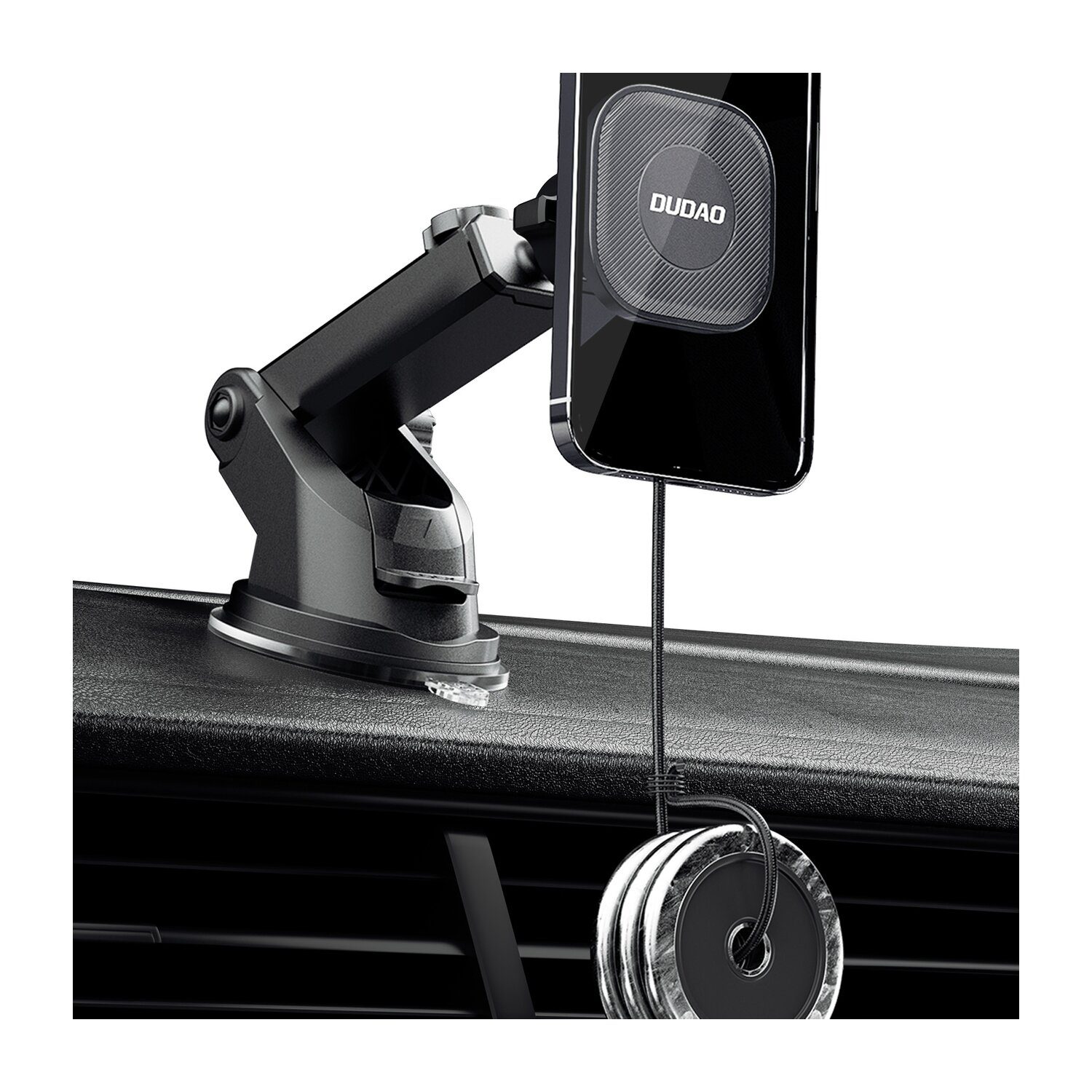 Schwarzes Telefon auf einem Armaturenbrett mit Magnet-Halterung und Ladekabel.