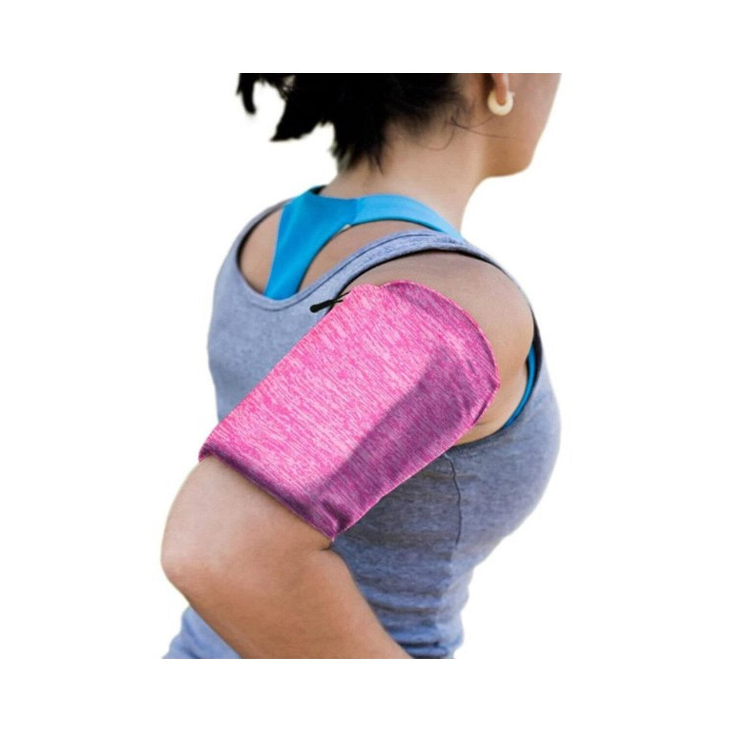 Frau mit pinkfarbenem Armband. Das Band ist am Oberarm, der Hintergrund ist weiß.