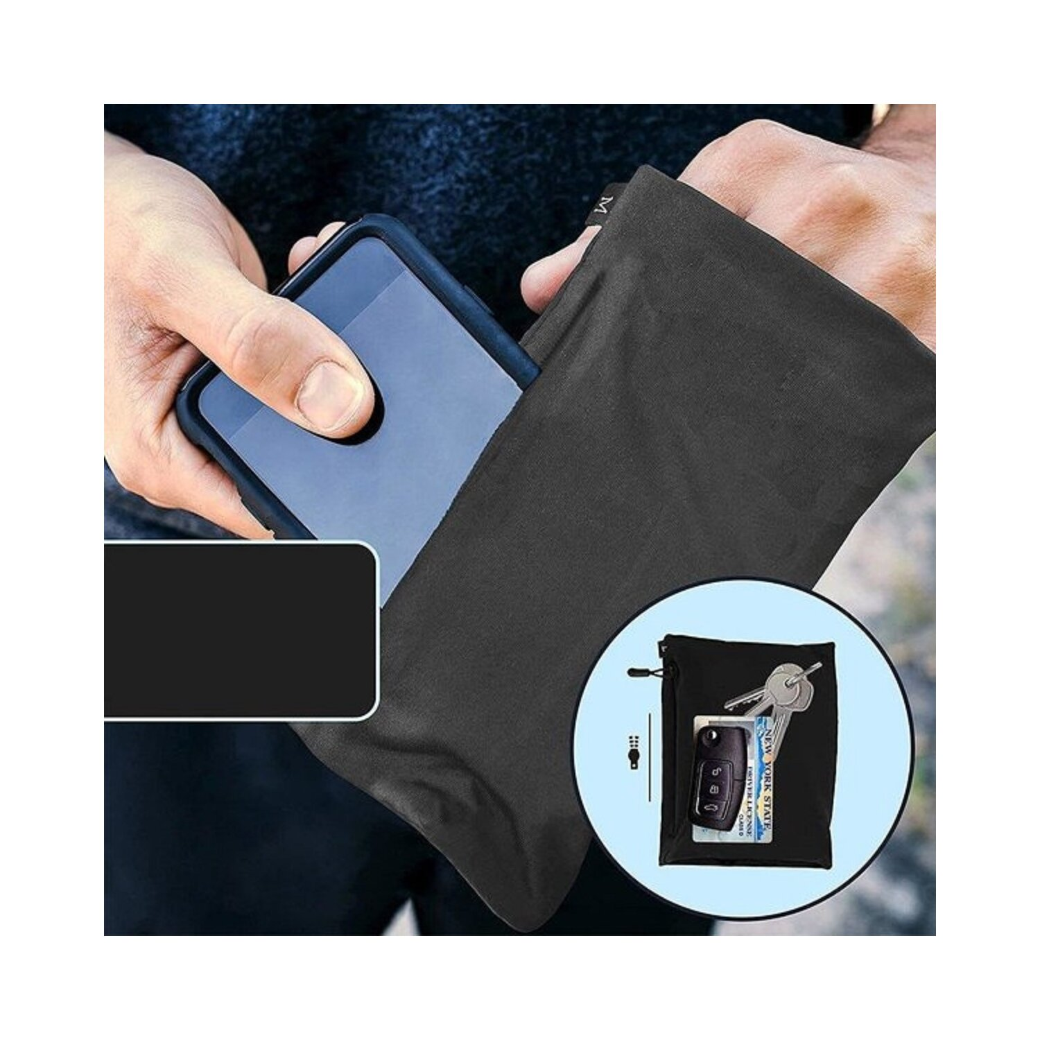 Hände stecken ein Telefon in eine schwarze Armtasche. Schlüssel und Ausweis sichtbar.