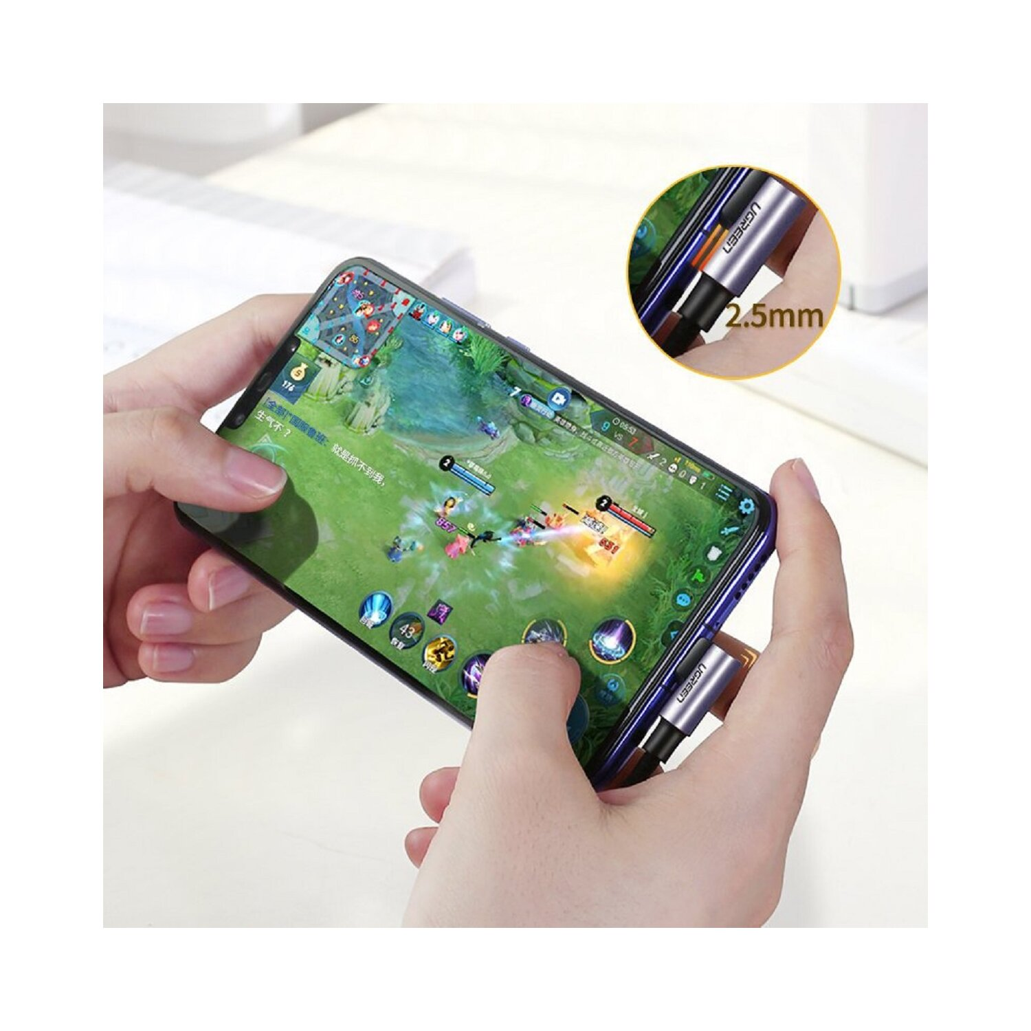 Hände halten ein Telefon, auf dem ein Spiel gespielt wird. Ein Ladeanschluss ist an das Telefon angeschlossen.