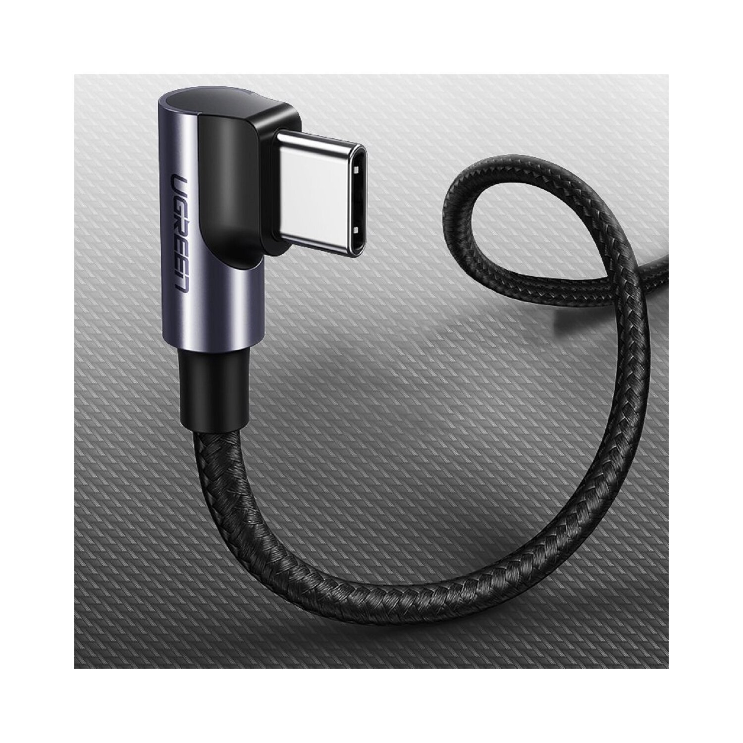 Ein schwarzes USB-C-Kabel mit einem abgewinkelten Stecker vor strukturiertem Hintergrund.