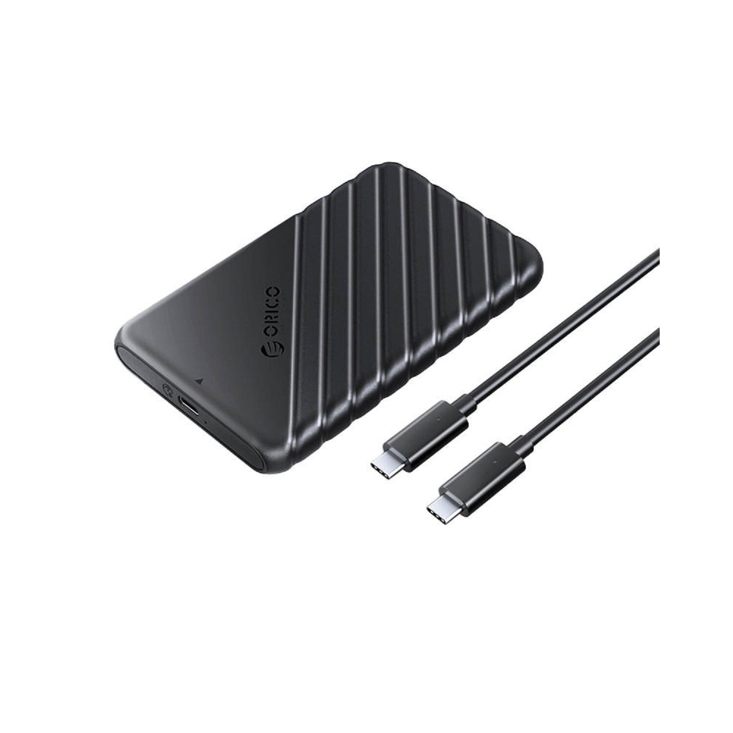 Schwarze externe Festplatte mit zwei USB-C-Kabeln auf weißem Hintergrund.