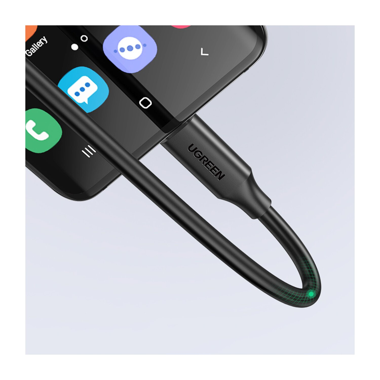Czarny kabel UGREEN podłączony do czarnego telefonu. Telefon wyświetla ikony aplikacji.