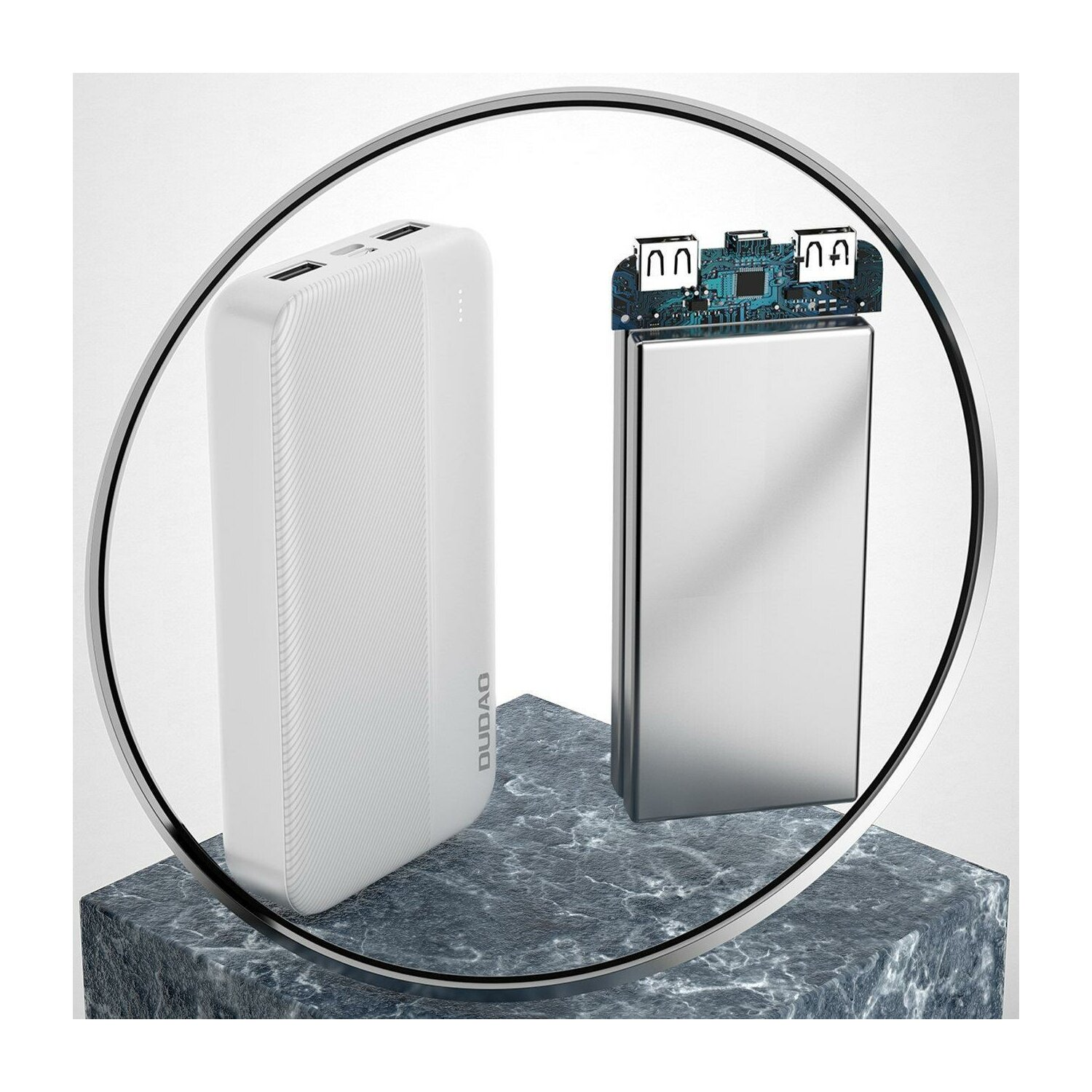 Weiße Powerbank und silberne Platine in kreisförmigem Rahmen. Der Hintergrund ist eine Steinstruktur.
