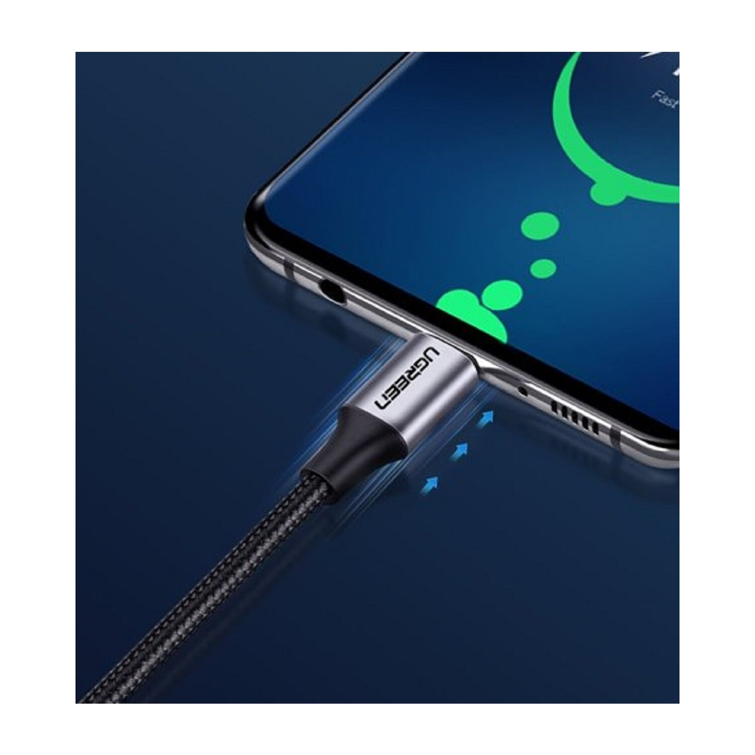 Telefon z podłączonym kablem ładującym. Kabel jest czarny ze srebrnym końcem.