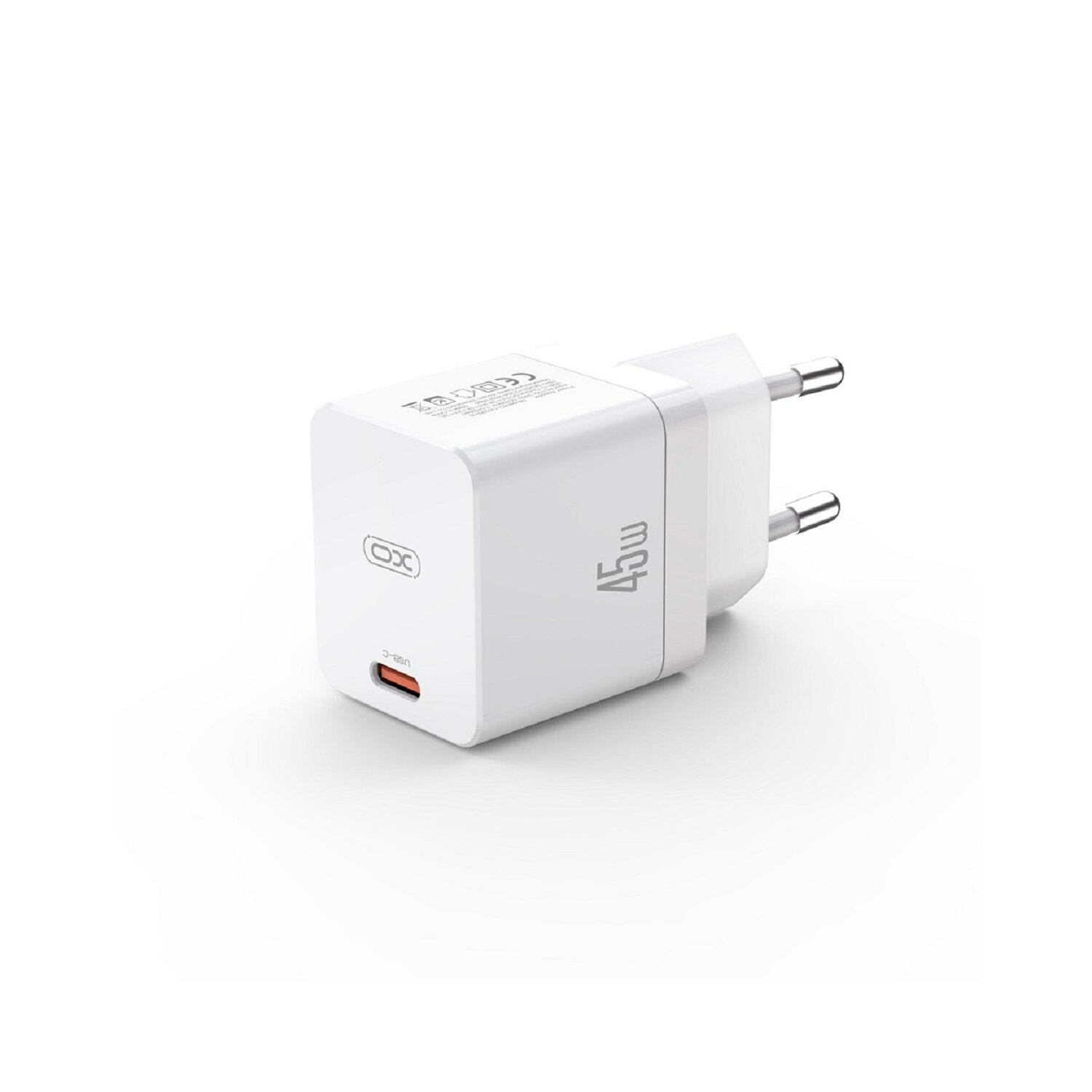 Weißes 45W-Netzteil mit zwei Stiften. Es hat einen USB-C-Anschluss. Isoliert auf weißem Hintergrund.