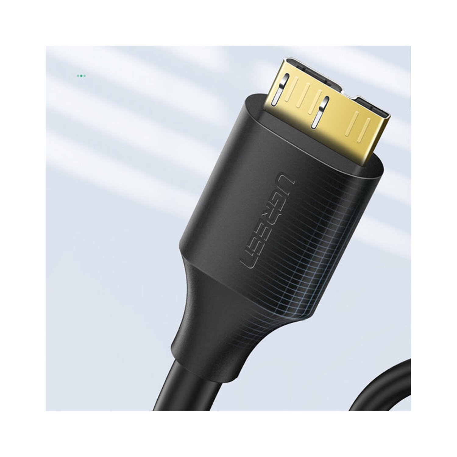 Zwarte USB-kabel met een Ugreen-label. De kabel heeft een goudkleurige connector.