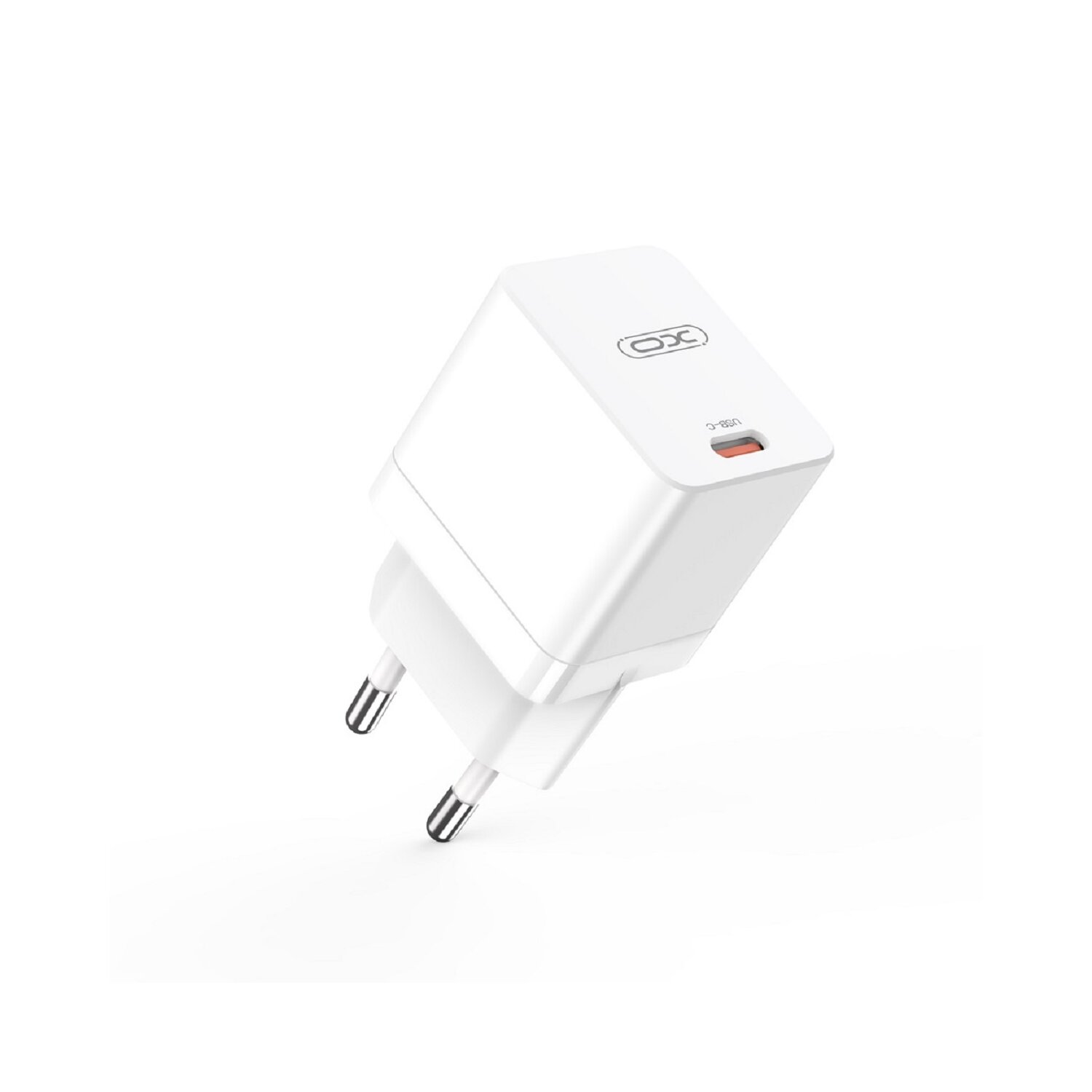 Weißes USB-Ladegerät mit EU-Stecker; schräge Ansicht, weißer Hintergrund.