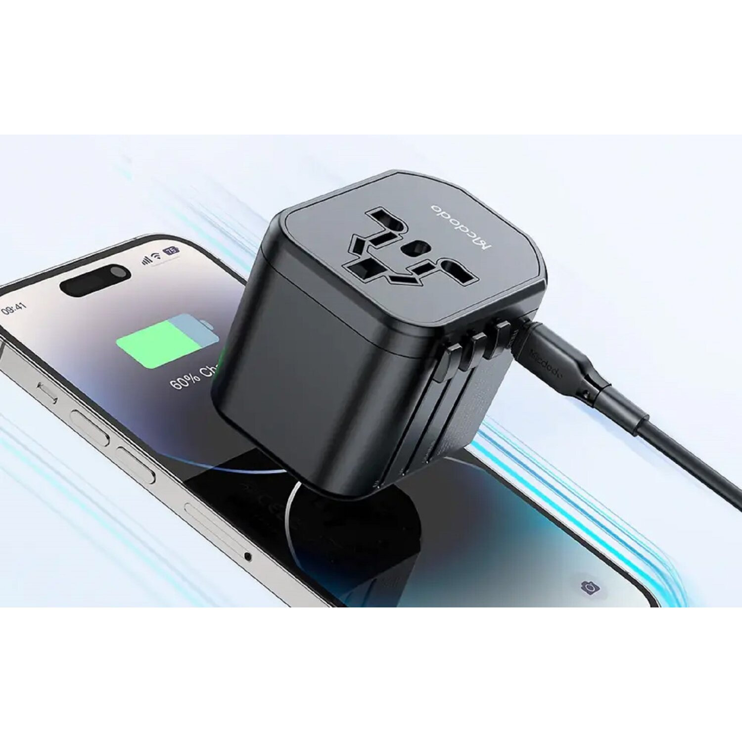 Schwarzer Reiseadapter an einem Telefon angeschlossen. Telefon lädt. Blauer Lichteffekt. Weißer Hintergrund.