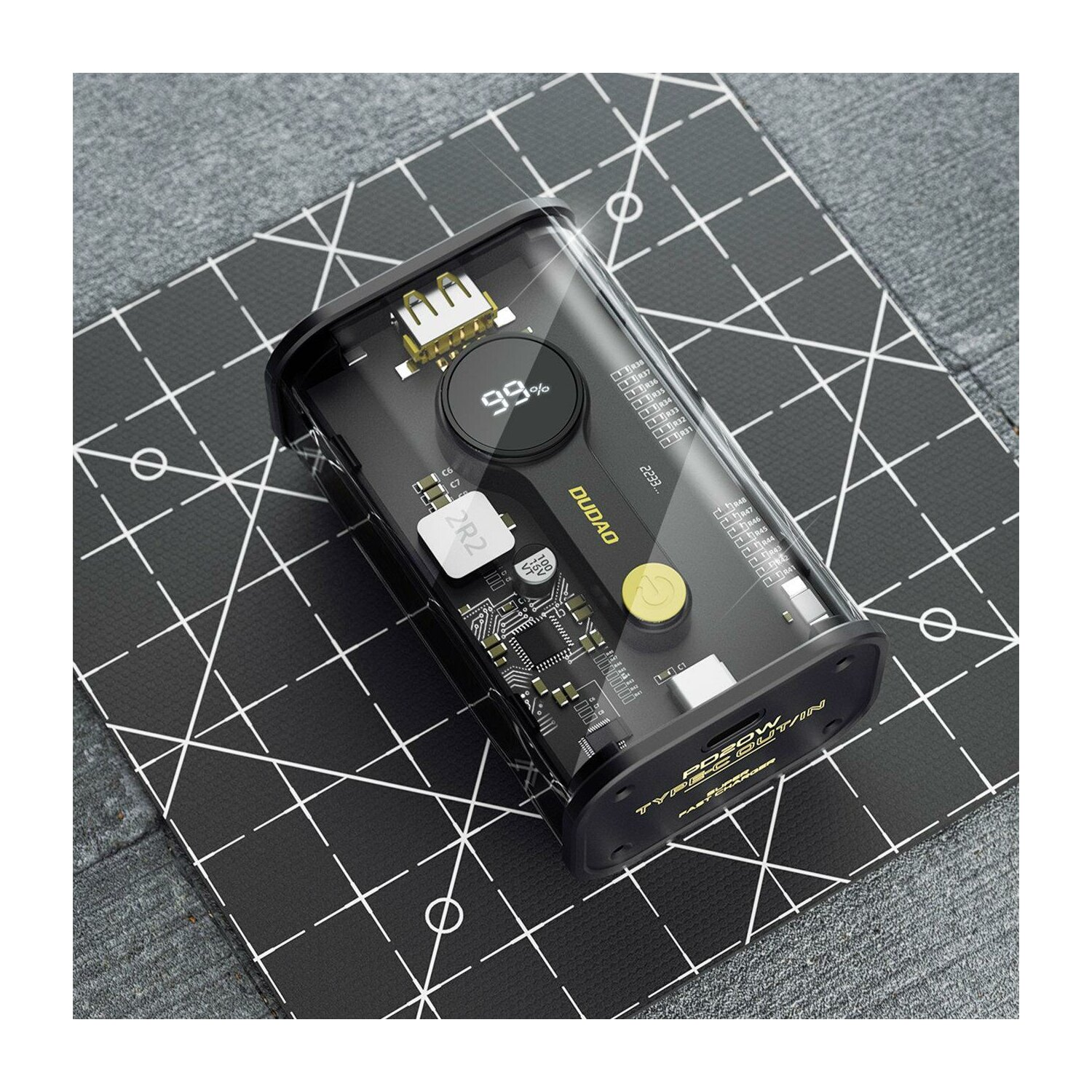 Eine transparente Powerbank mit einem Bildschirm, der 99 % und Details der Platine zeigt.