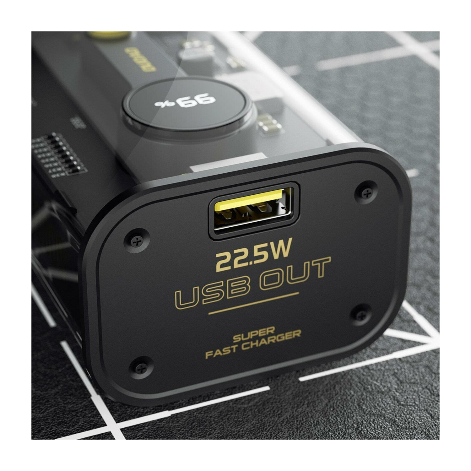 Ein schwarzes USB-Ladegerät mit USB-Anschluss und weißem Text, isoliert auf weiß.