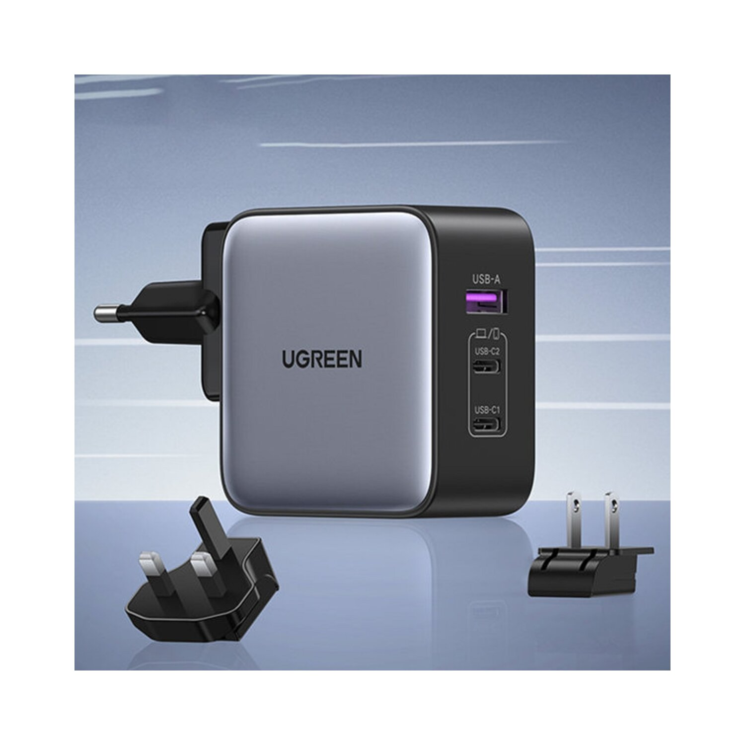 Ładowarka UGREEN z trzema wtyczkami i dwoma rodzajami adapterów wtykowych. Ładowarka jest czarna i szara.