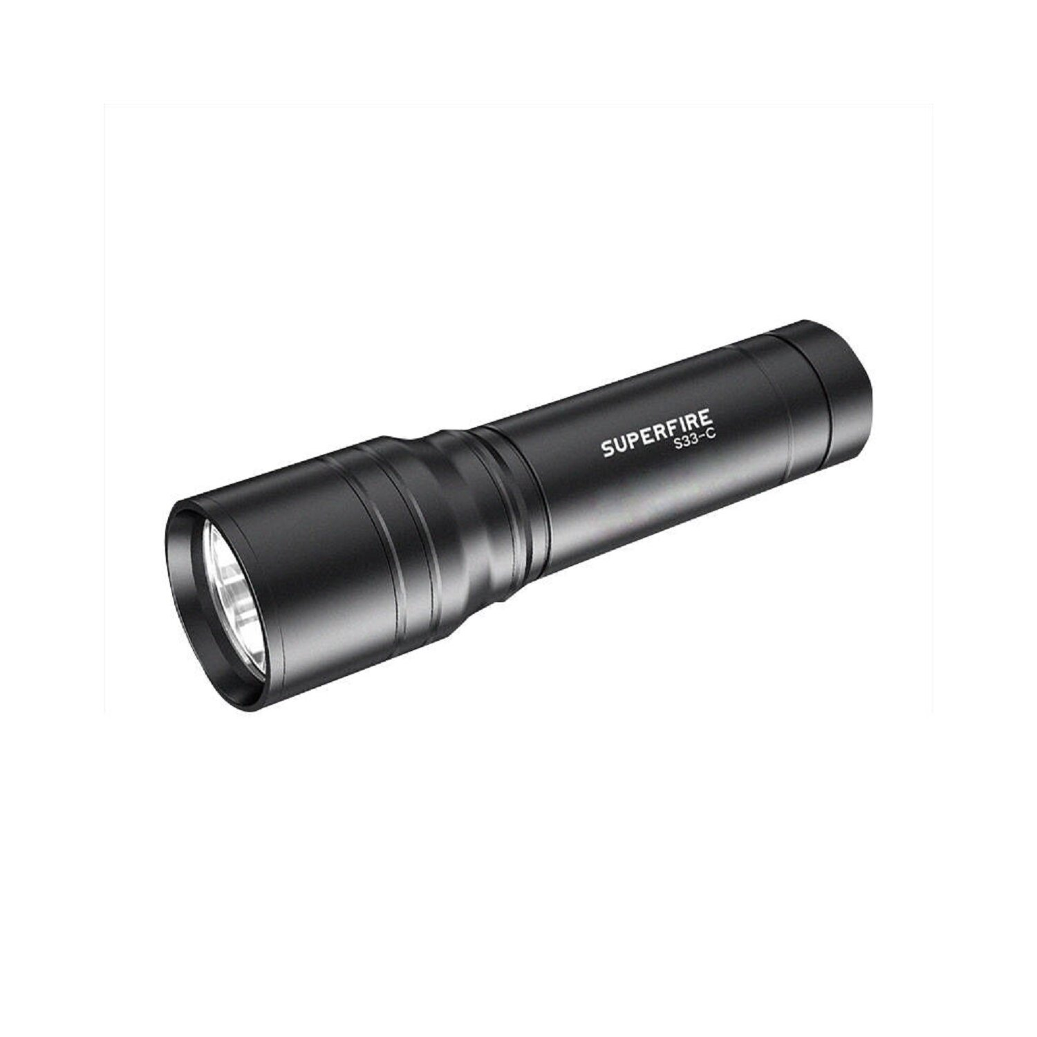 Eine schwarze Taschenlampe mit dem Text "SUPERFIRE S33-C" an der Seite. Weißer Hintergrund.