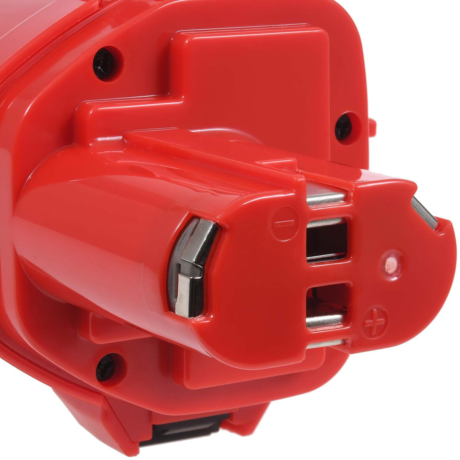 Roter Akku mit Ladeanschlüssen, Nahaufnahme. Weißer Hintergrund.