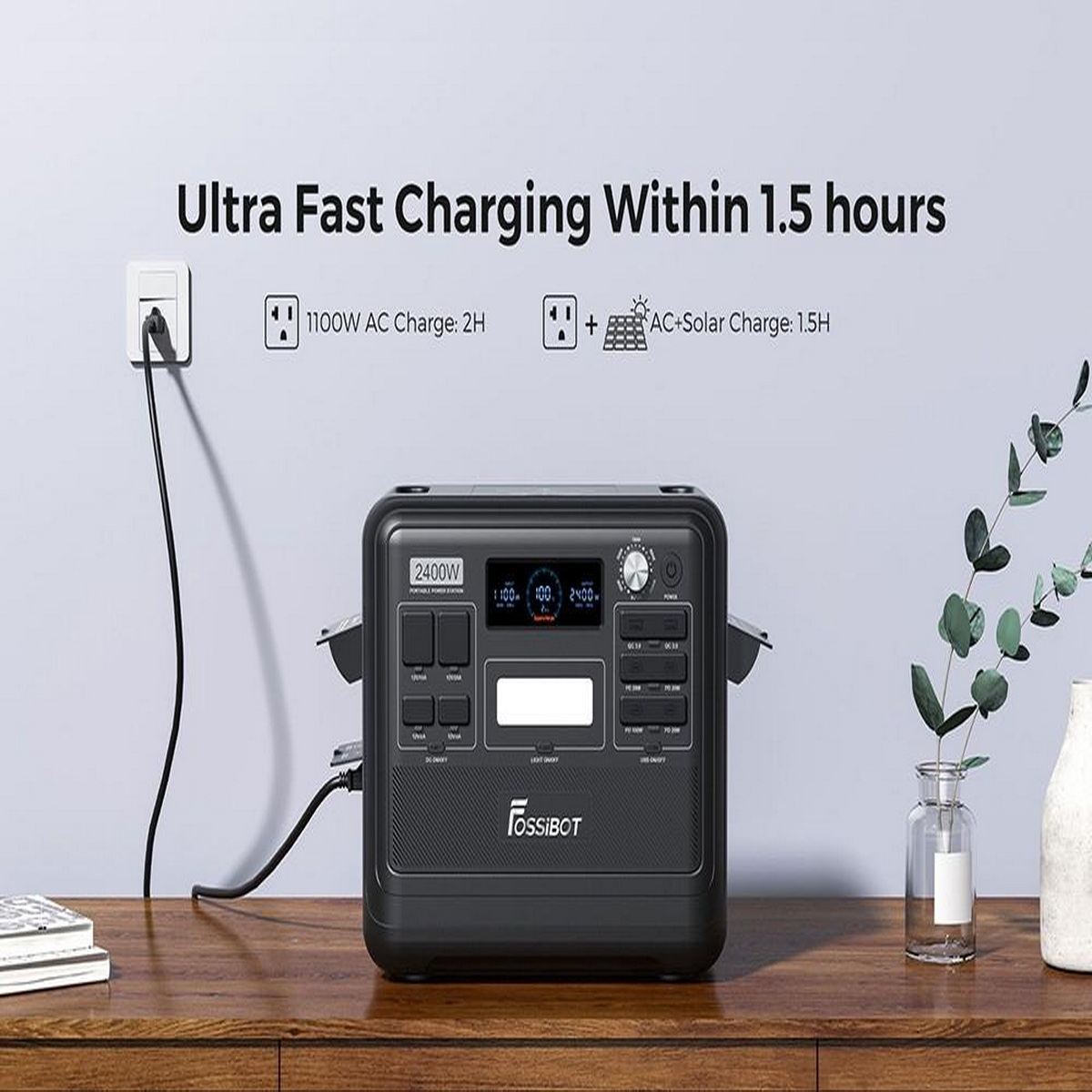 Czarna elektrownia z wyświetlaczem na drewnianym stole. W pobliżu gniazdko ścienne i wazon z roślinami.