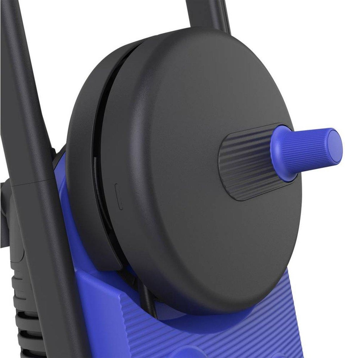 Czarno-niebieski bęben na wąż do myjki ciśnieniowej, zbliżenie.