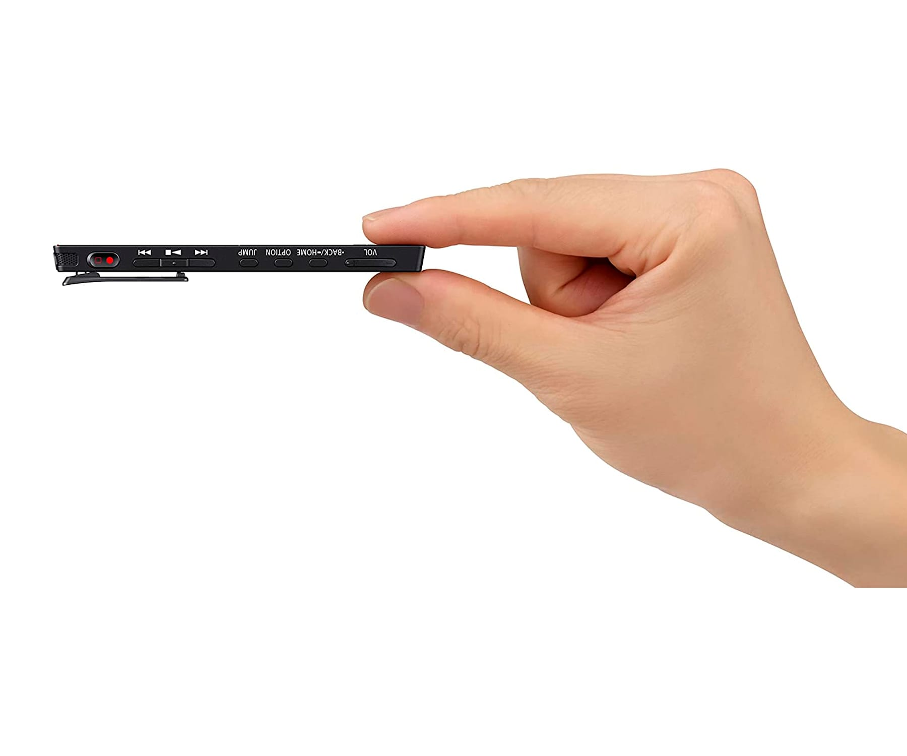 Dłoń trzymająca czarny dyktafon. Ma przyciski i klips z tyłu.