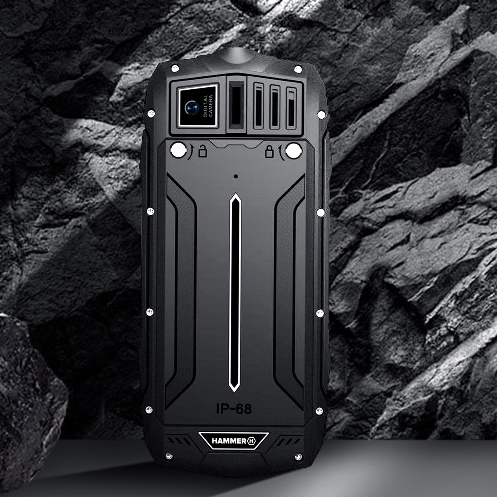 Schwarzes, robustes Smartphone mit Kamera und Knöpfen. Der Hintergrund ist eine Felswand.