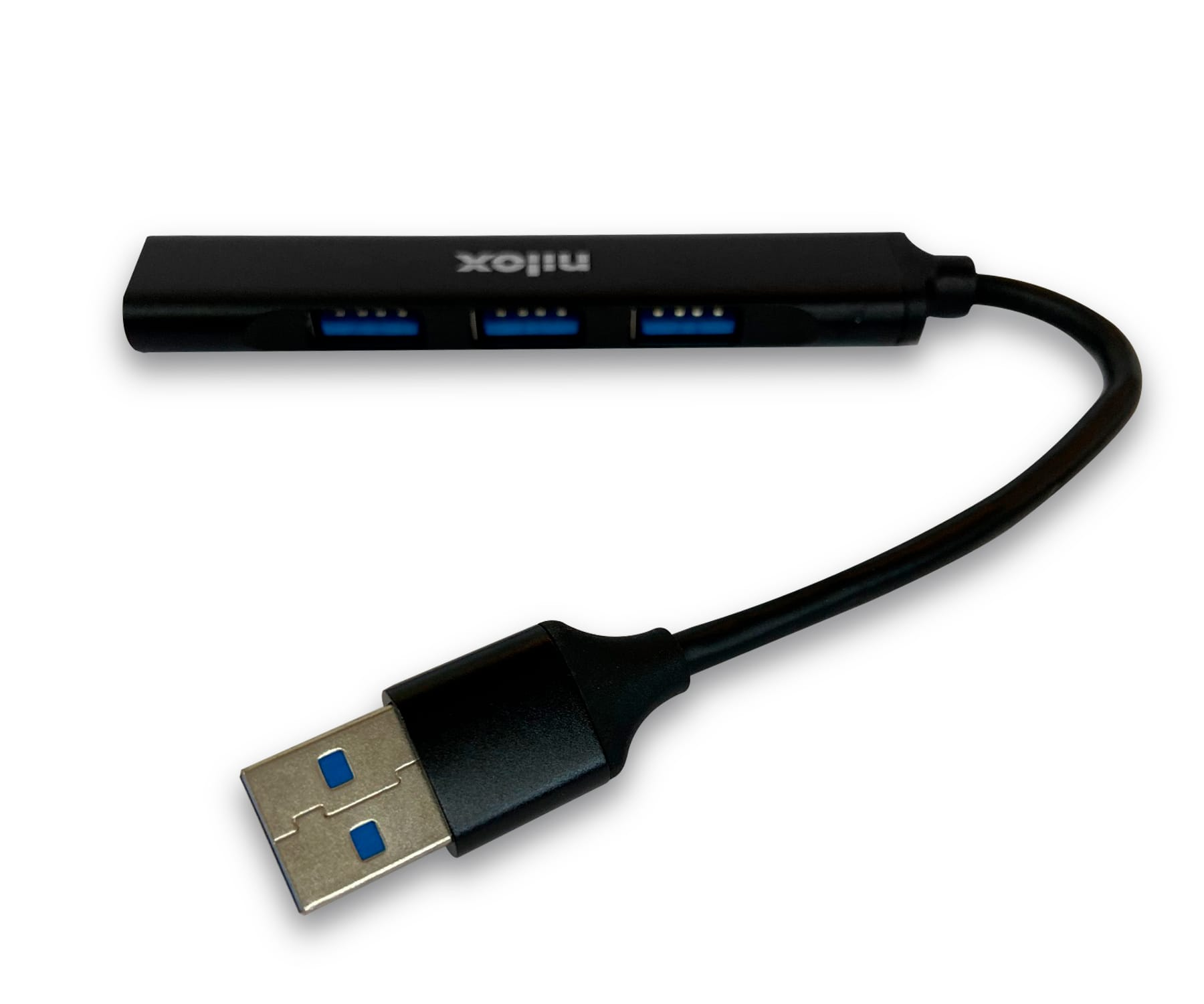 Concentrador USB negro con tres puertos y conector USB negro. Fondo blanco.