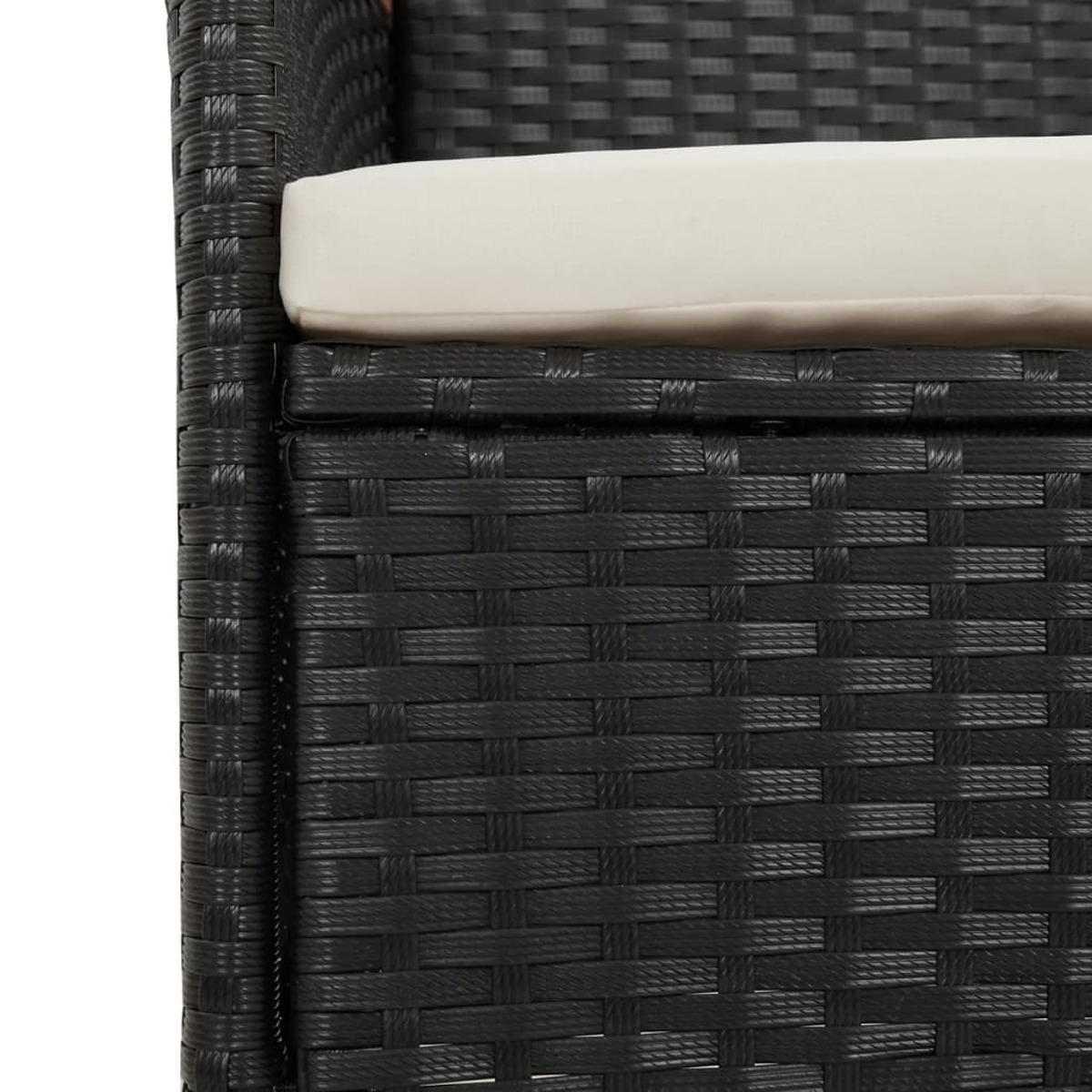 Primo piano di mobili in vimini neri con cuscino color crema.