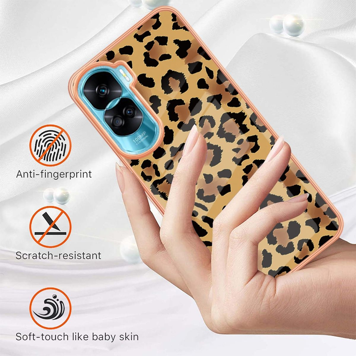Eine Hand, die eine Handyhülle mit Leopardenmuster hält. Anti-Fingerabdruck und kratzfest.