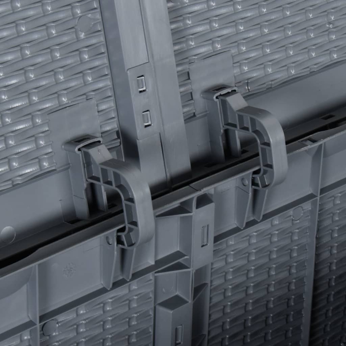 Graue Kunststoff-Outdoor-Aufbewahrungsbox im Detail, Nahaufnahme mit Clips und Textur.
