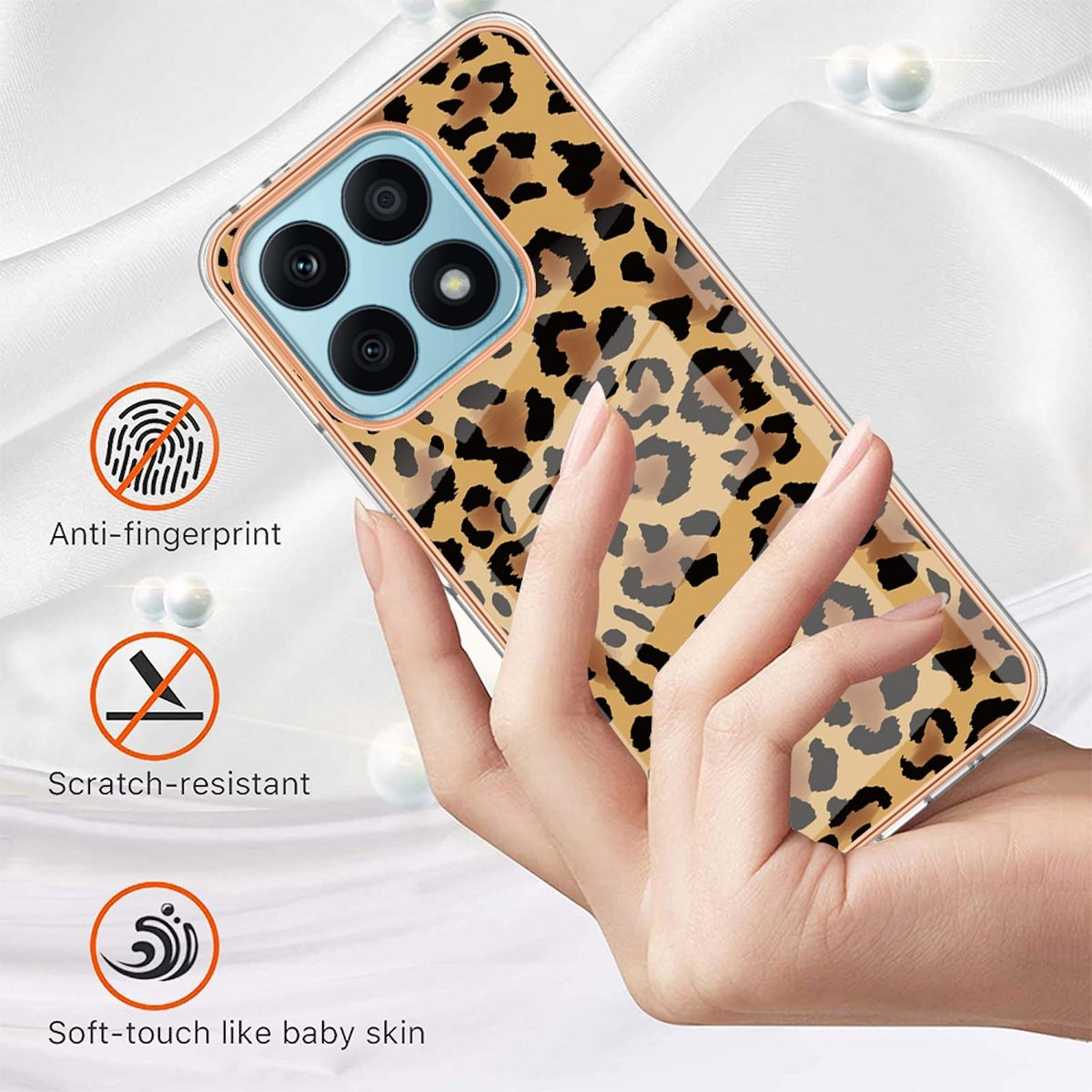 Handyhülle mit Leopardenmuster und Goldrahmen. Hand hält sie, mit Anti-Fingerabdruck-Etiketten.