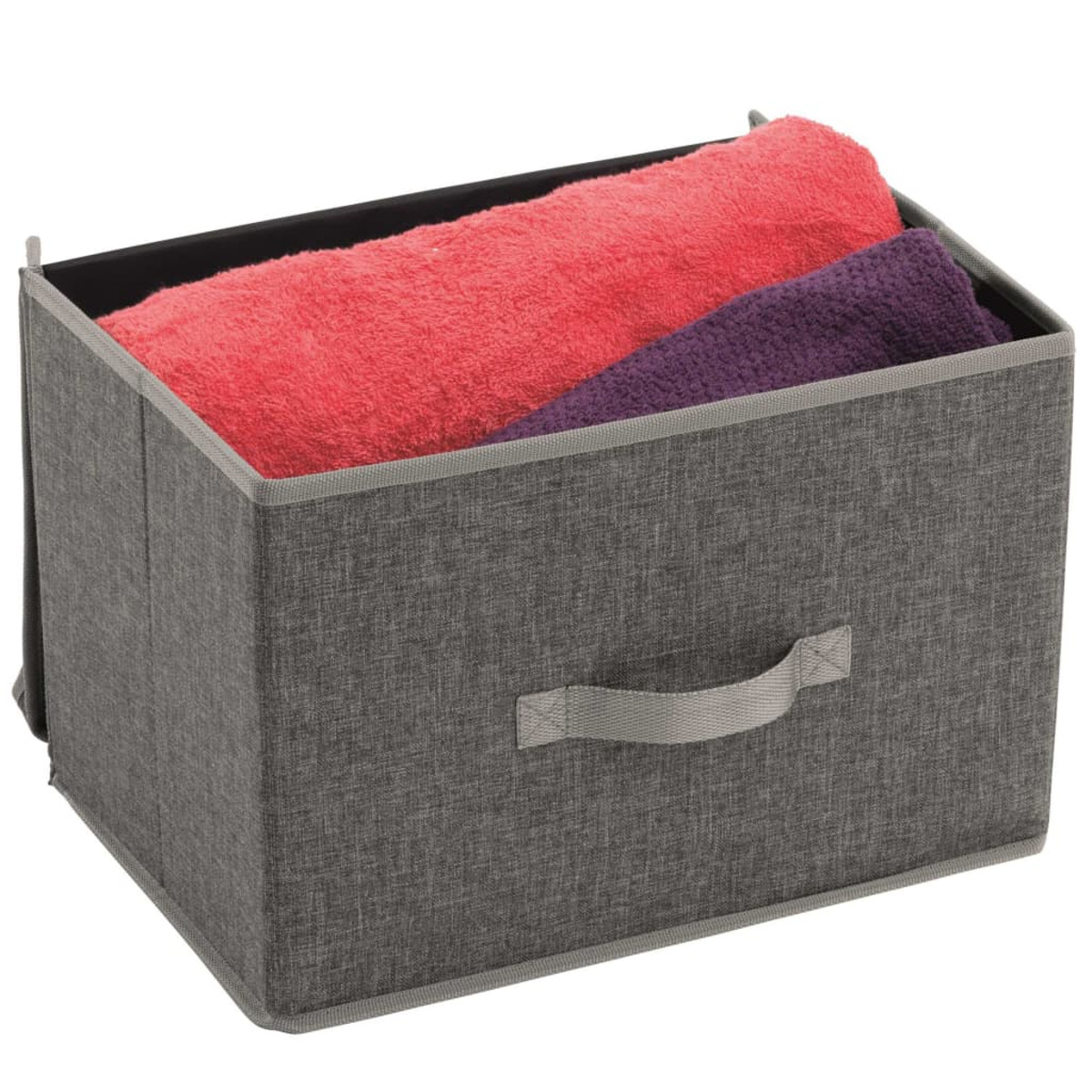 Eine graue Stoff-Aufbewahrungsbox mit zwei eingerollten Handtüchern.