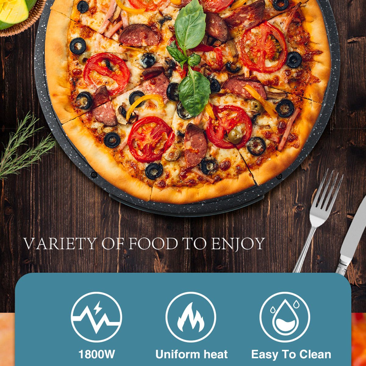 Una pizza en un plato de piedra negro con varios ingredientes, sobre una mesa de madera. Se ve la cubertería.