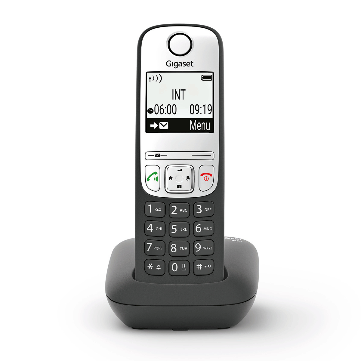 Teléfono inalámbrico en base. Base negra, cuerpo de teléfono blanco con pantalla que muestra la hora y el menú.