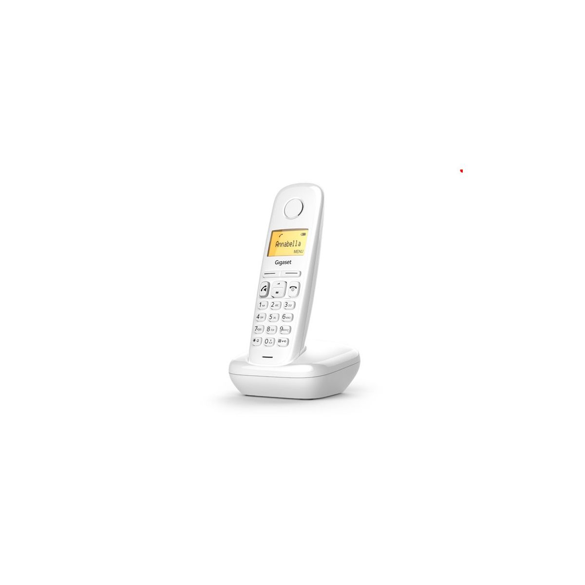 Un teléfono inalámbrico blanco en su base. La pantalla muestra texto. Fondo blanco.