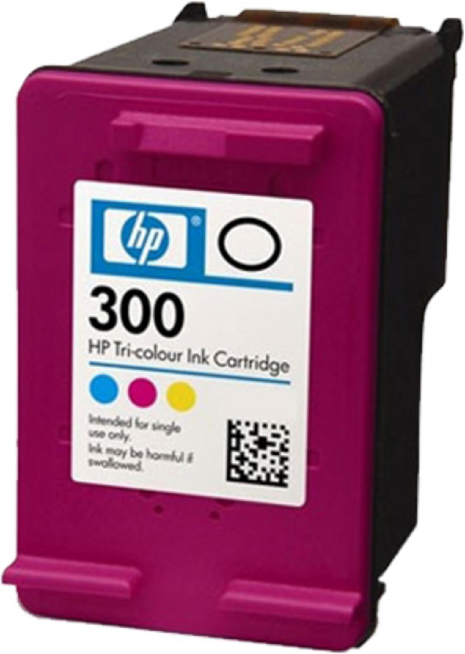 HP 300 dreifarbige Tintenpatrone. Die Patrone ist rosa mit weißem Etikett und Tintentröpfchen.