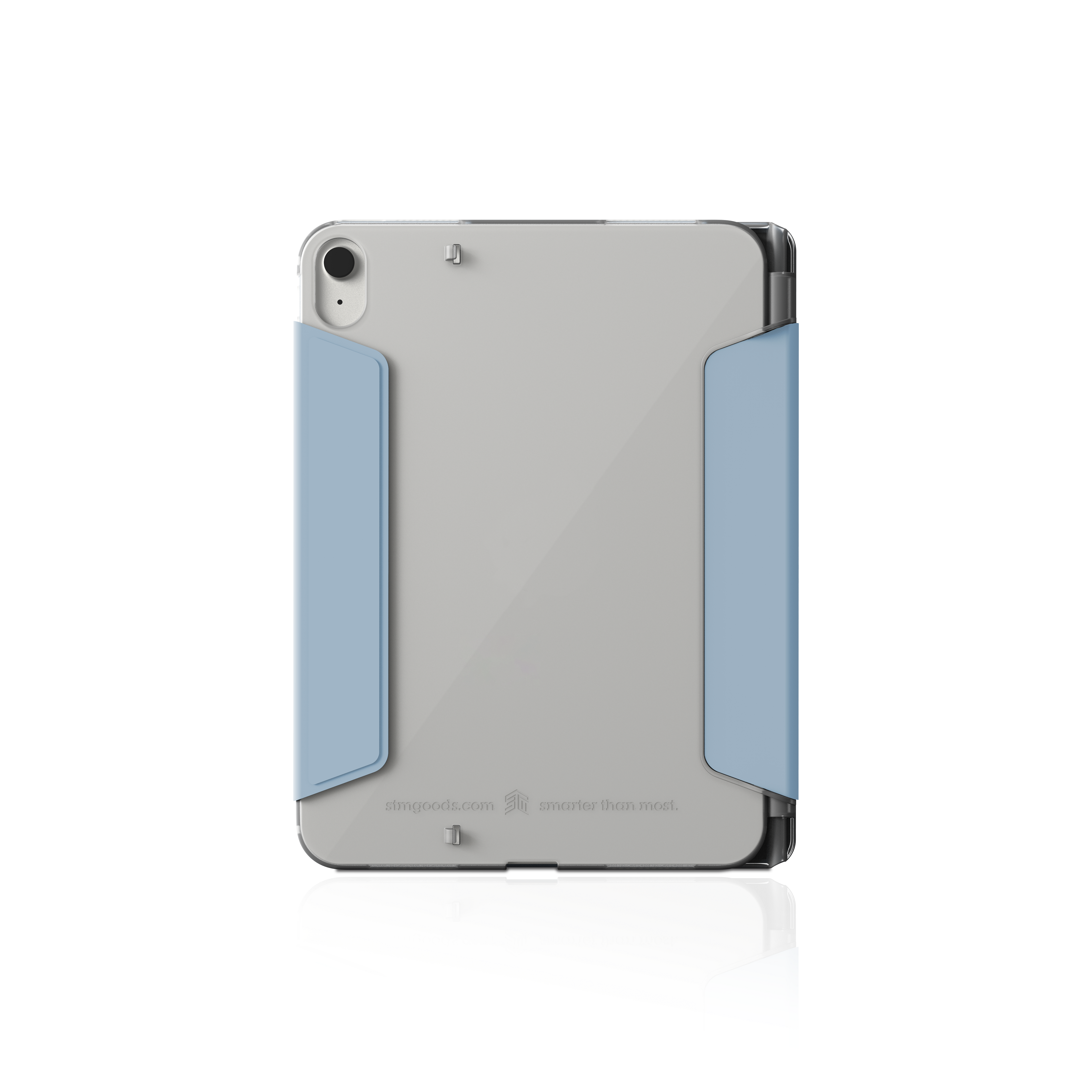iPad in einer transparenten Hülle mit blauen Klappen an den Seiten. Auf weißem Hintergrund.