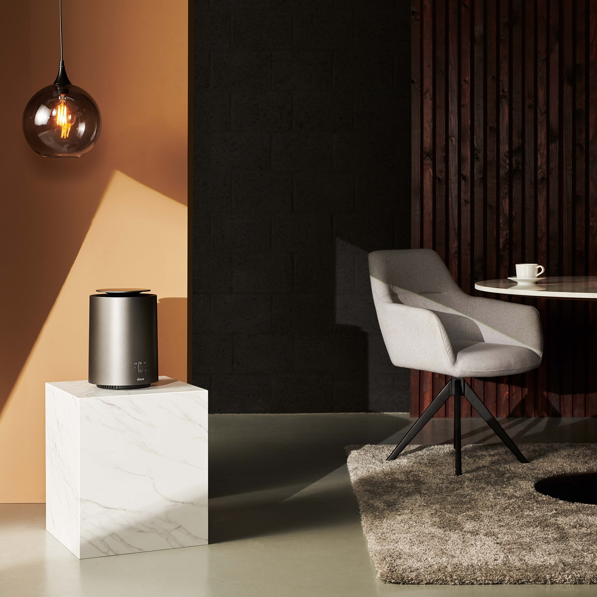 Nowoczesne ustawienie pokoju z lampą, stołem i krzesłem.