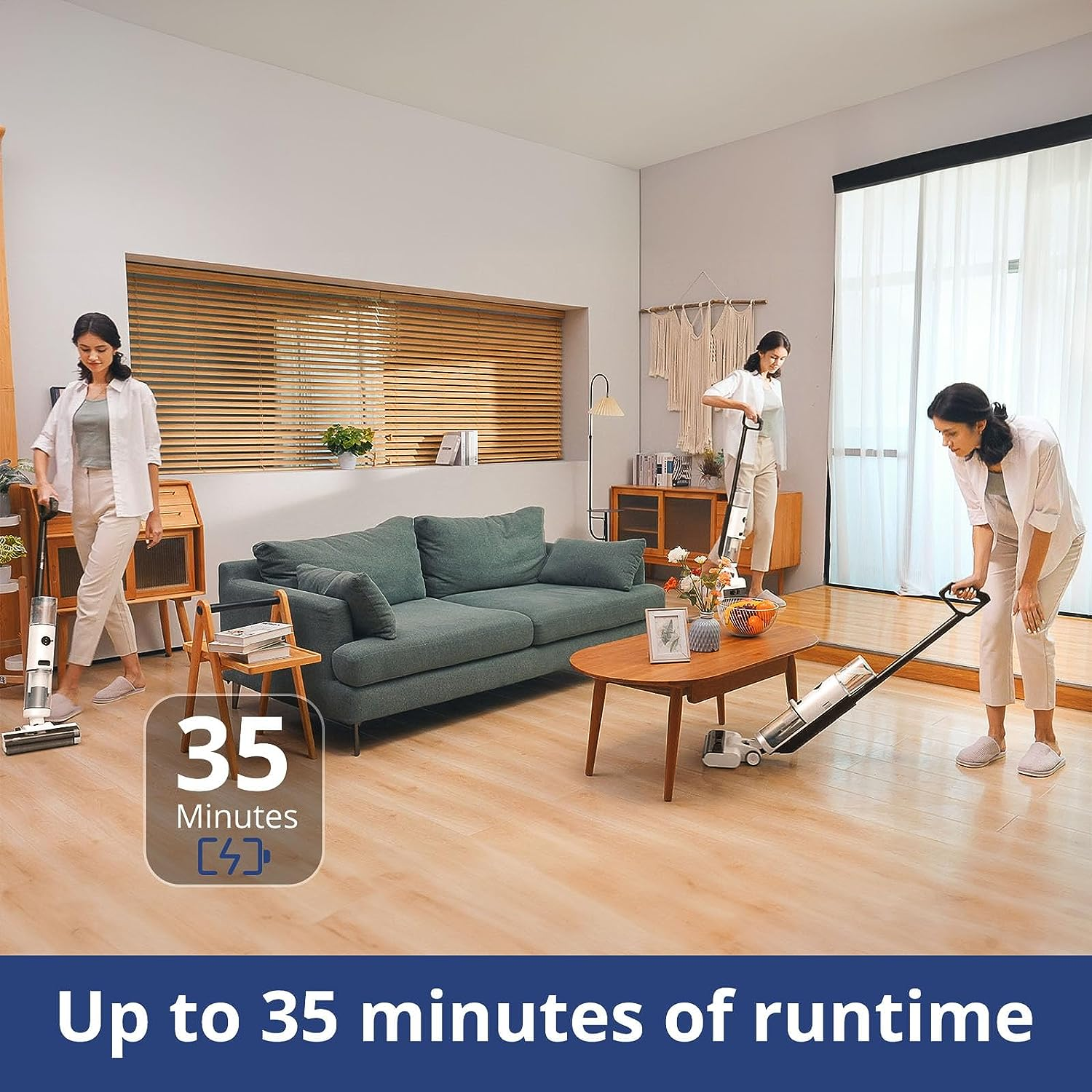 Trzy kobiety sprzątają pokój odkurzaczem. Tekst: '35 minut czasu pracy'.